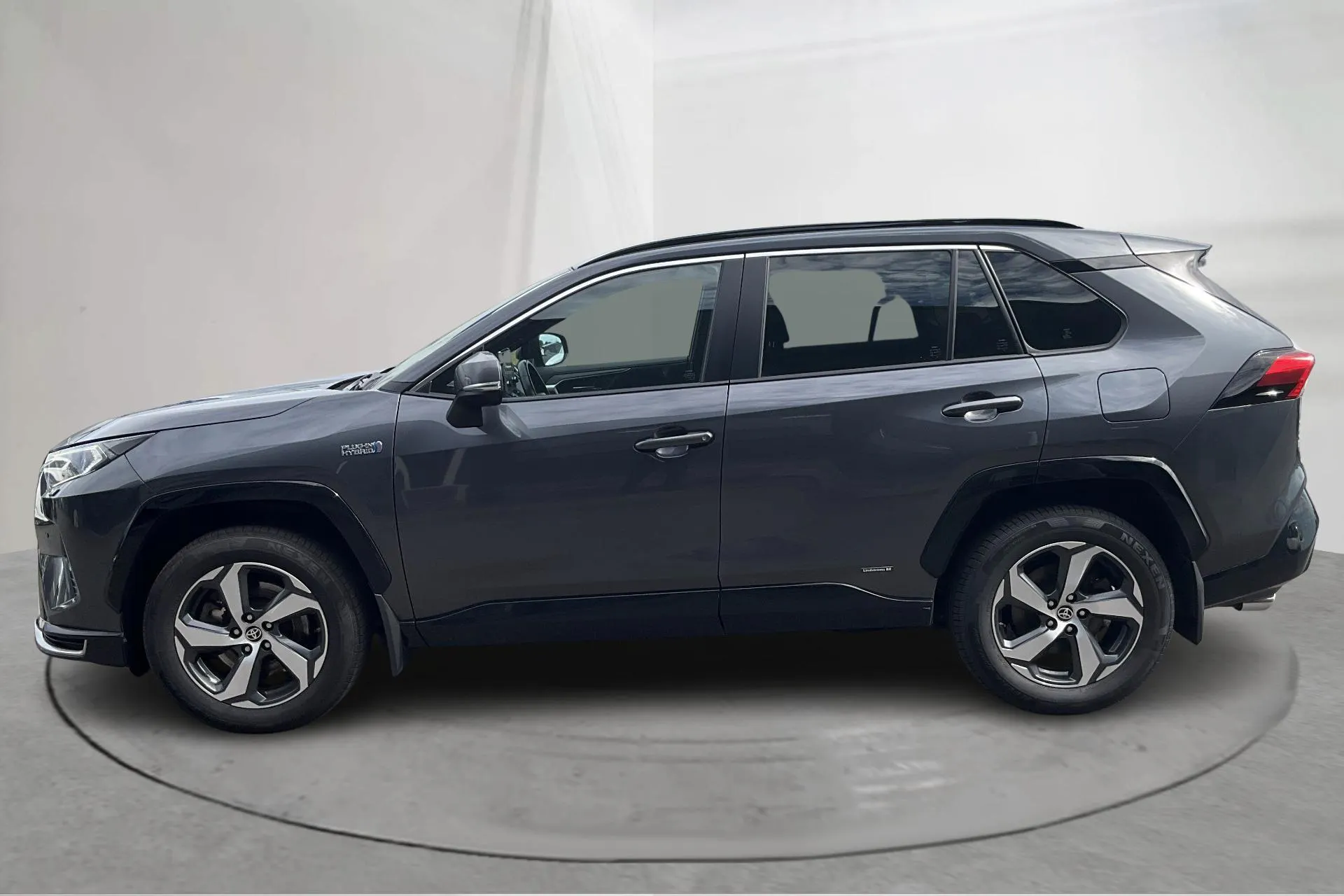 Presentationsfoto 2 av 18: Toyota RAV4 2.5 Plug-in Hybrid AWDi (306hk) - 20 299 mil - Automat - Mörkgrå - 2021
