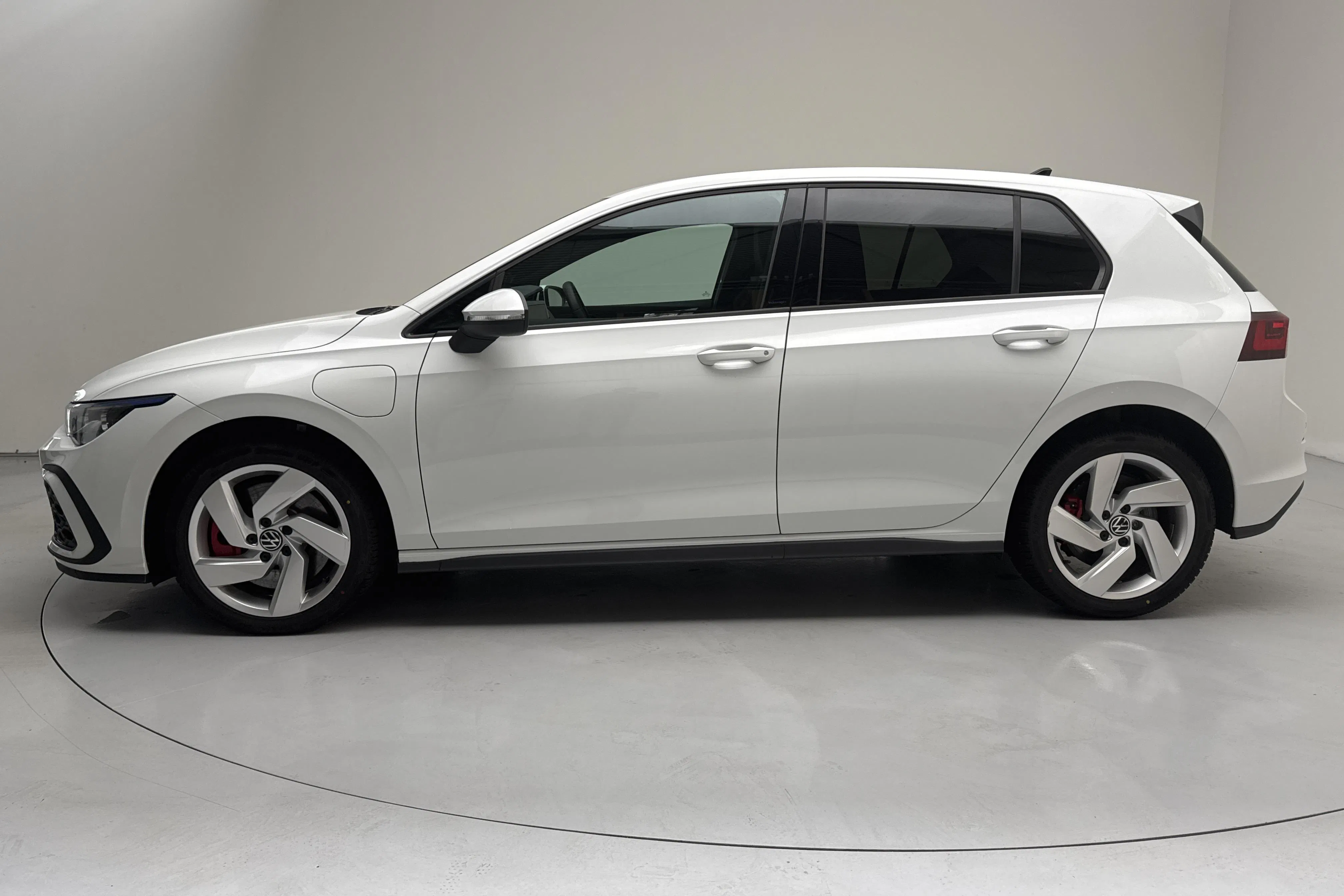 Presentation photo 2 of 16: VW Golf VIII 1.4 GTE 5dr (245hk) - 38 200 km - Automatic - white - 2021