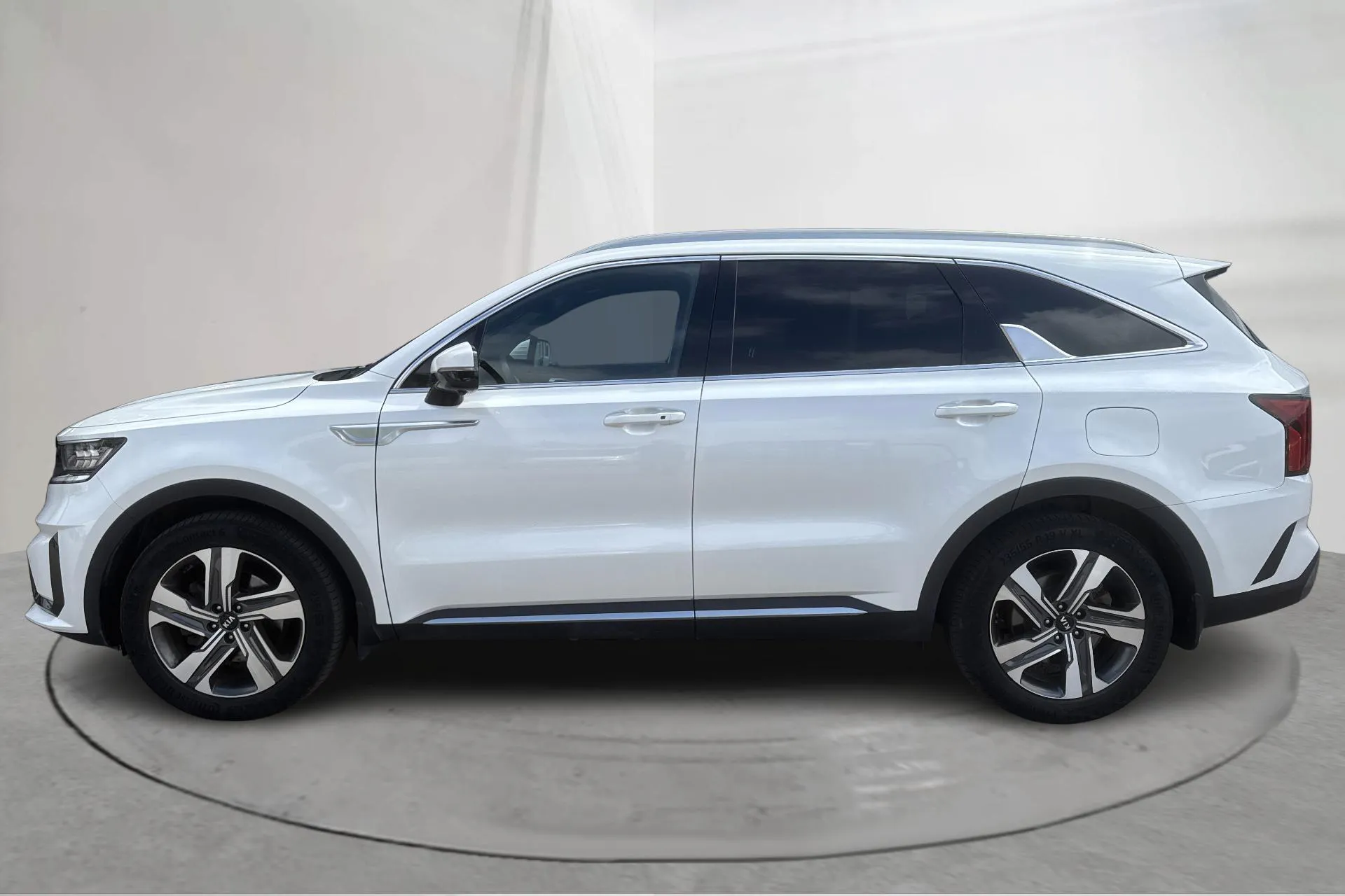 Presentationsfoto 2 av 20: KIA Sorento 1.6 T-GDi Plug-in Hybrid AWD (265hk) - 10 794 mil - Automat - vit - 2021