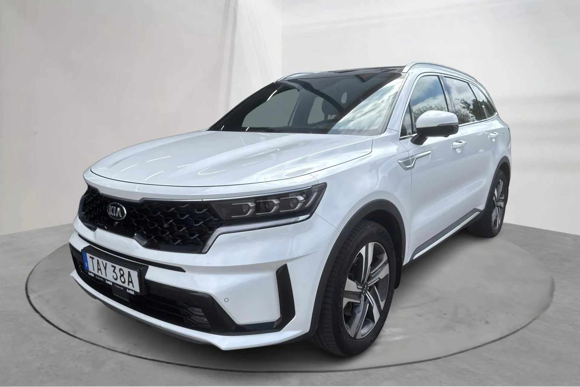 Presentationsfoto 1 av 20: KIA Sorento 1.6 T-GDi Plug-in Hybrid AWD (265hk) - 10 794 mil - Automat - vit - 2021