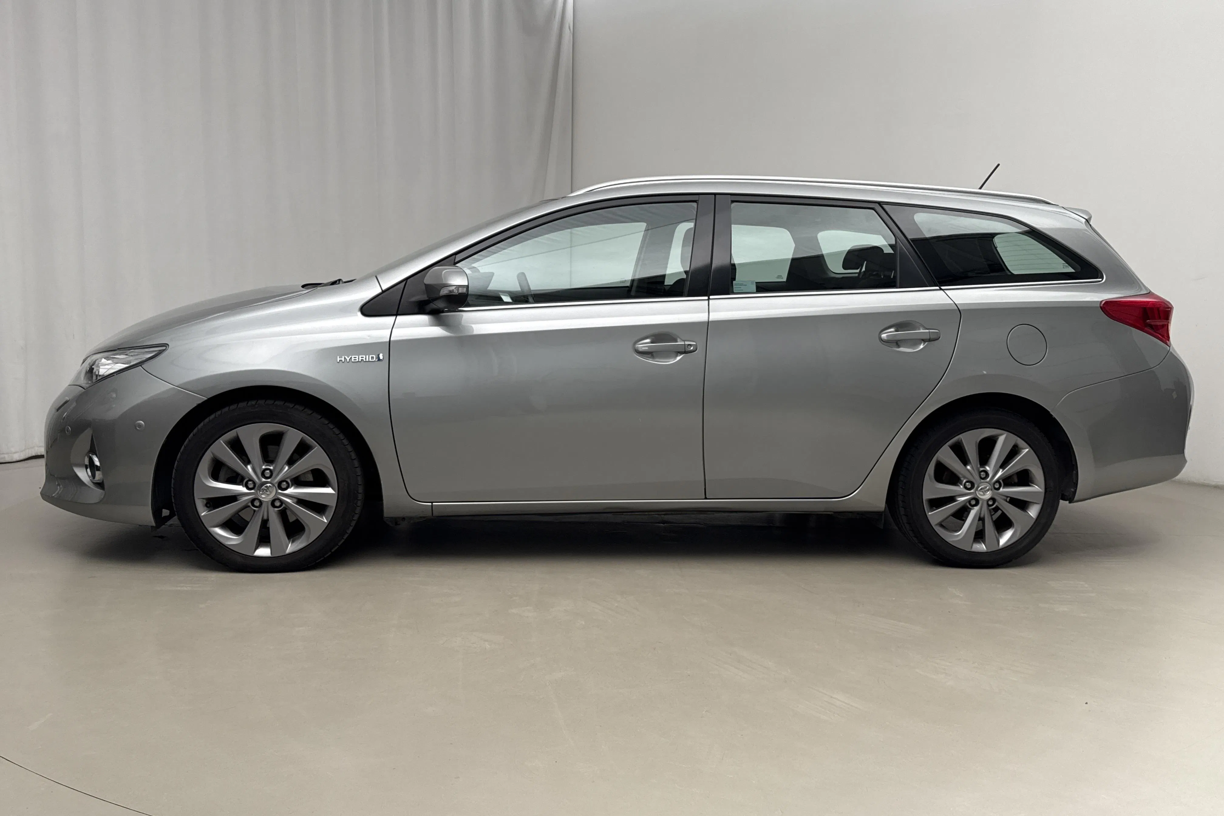 Presentation photo 2 of 16: Toyota Auris 1.8 HSD Touring Sports (99hk) - 116 700 km - Automatic - light grey - 2014