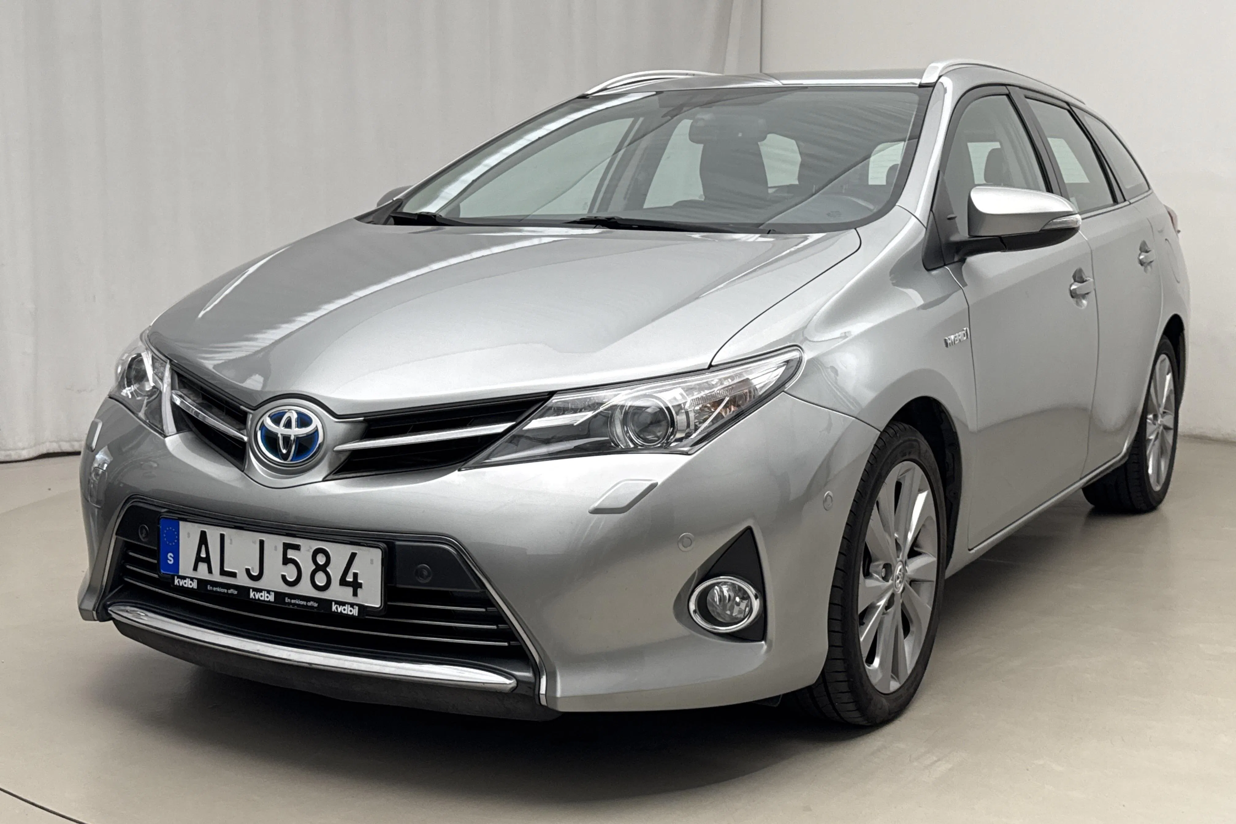 Presentation photo 1 of 16: Toyota Auris 1.8 HSD Touring Sports (99hk) - 116 700 km - Automatic - light grey - 2014