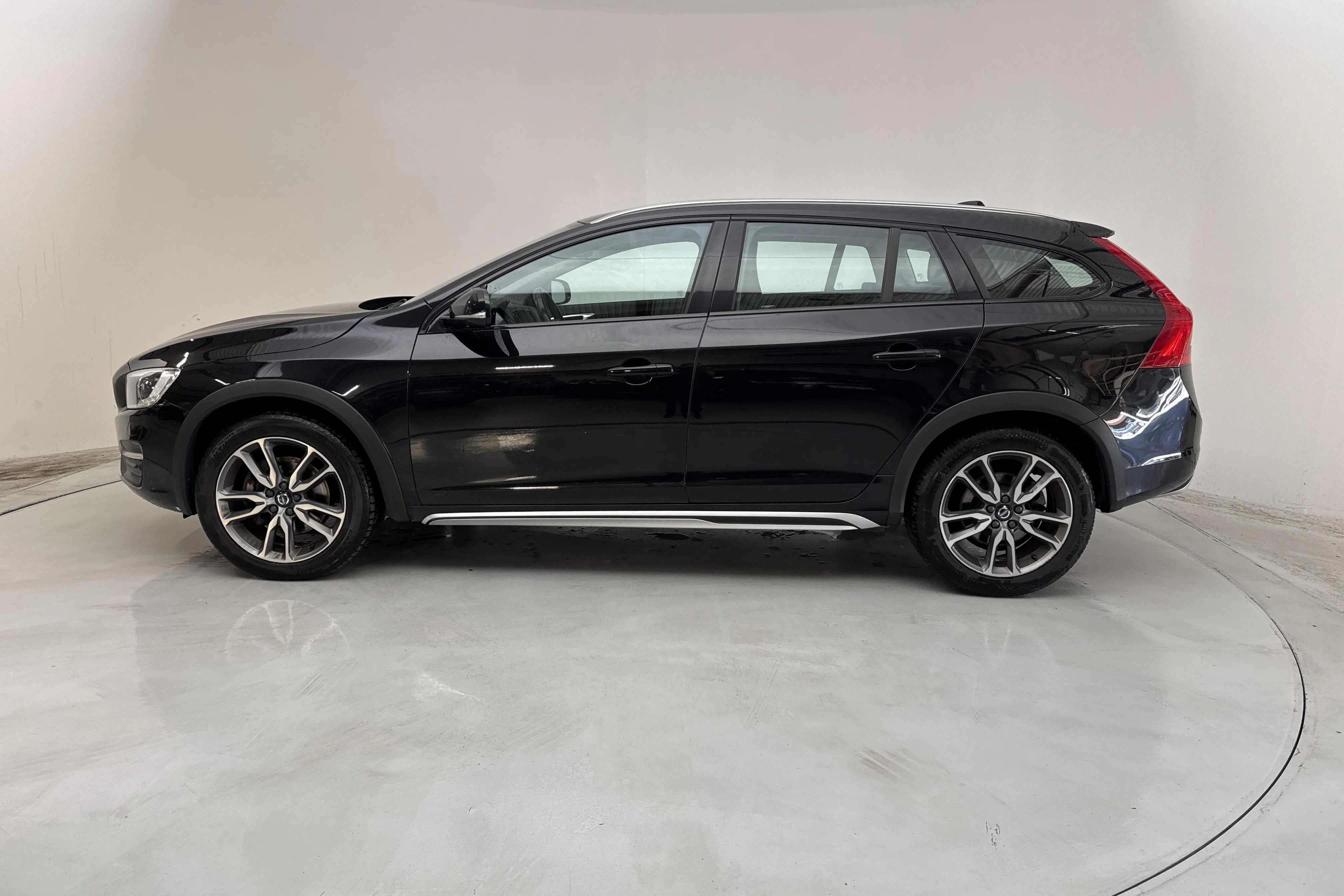Presentation photo 2 of 13: Volvo V60 D4 Cross Country AWD (190hk) - 146 980 km - Automatic - black - 2018