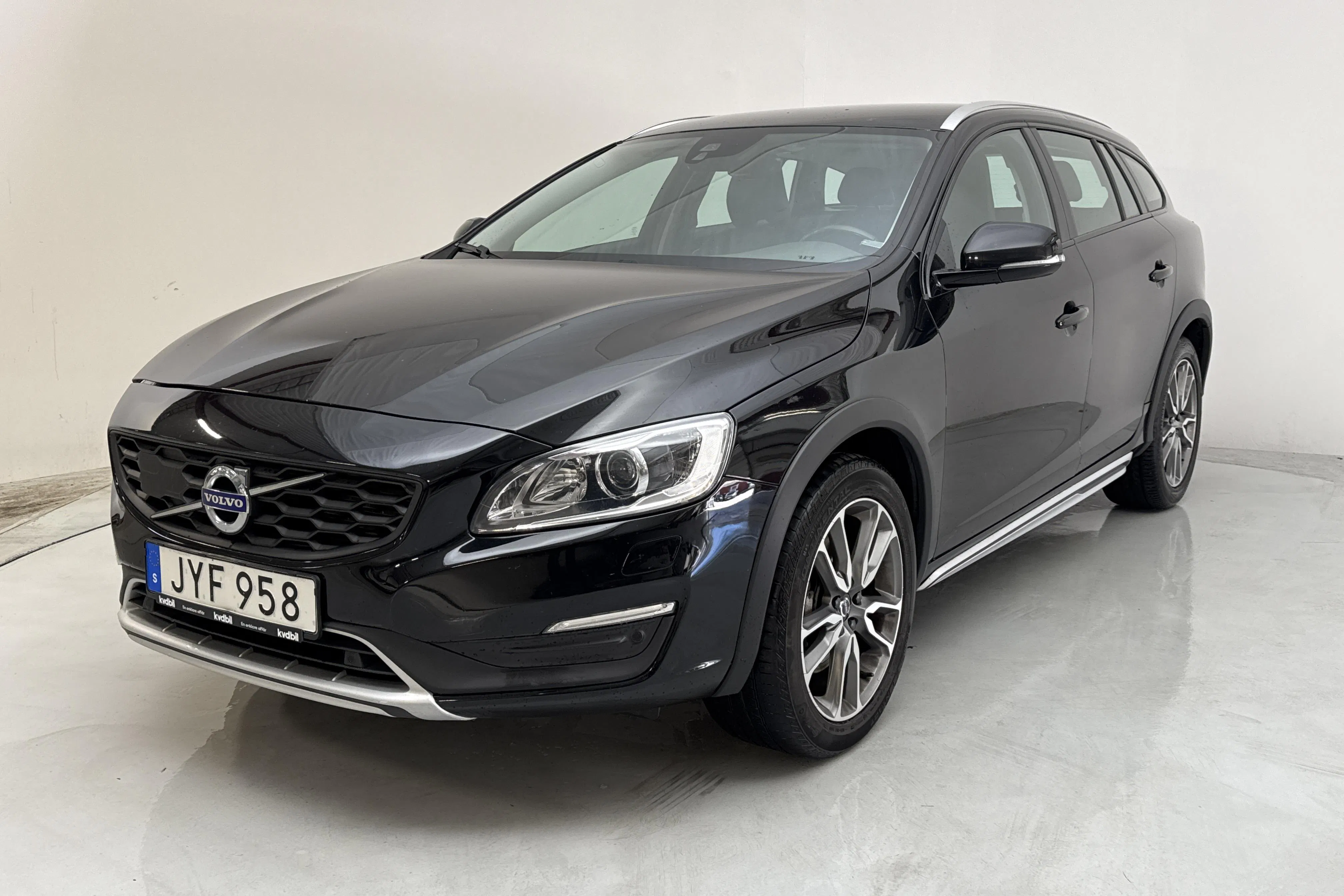 Presentation photo 1 of 13: Volvo V60 D4 Cross Country AWD (190hk) - 146 980 km - Automatic - black - 2018