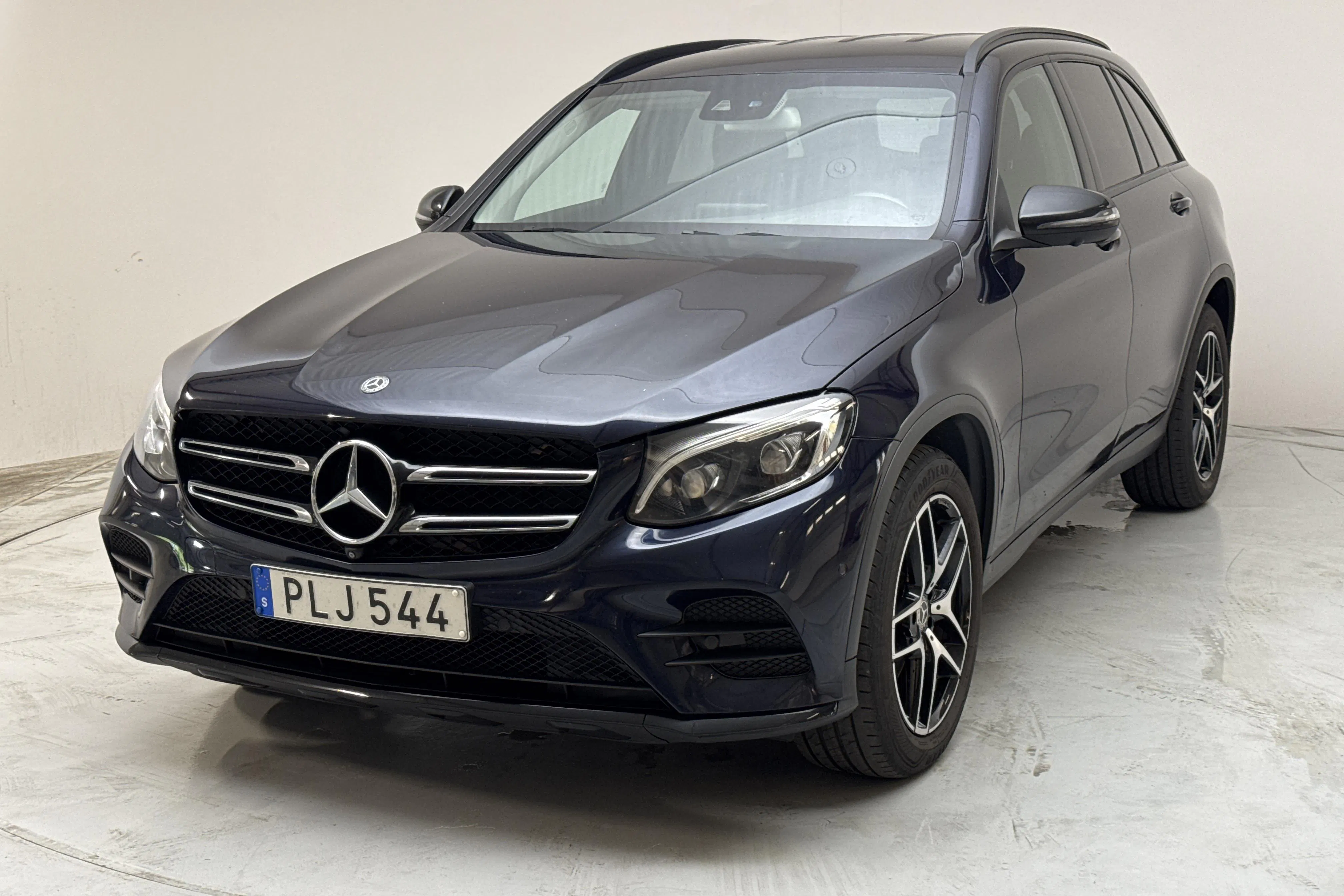 Presentationsfoto 1 av 13: Mercedes GLC 220 d 4MATIC X253 (170hk) - 21 131 mil - Automat - Mörkblå - 2017