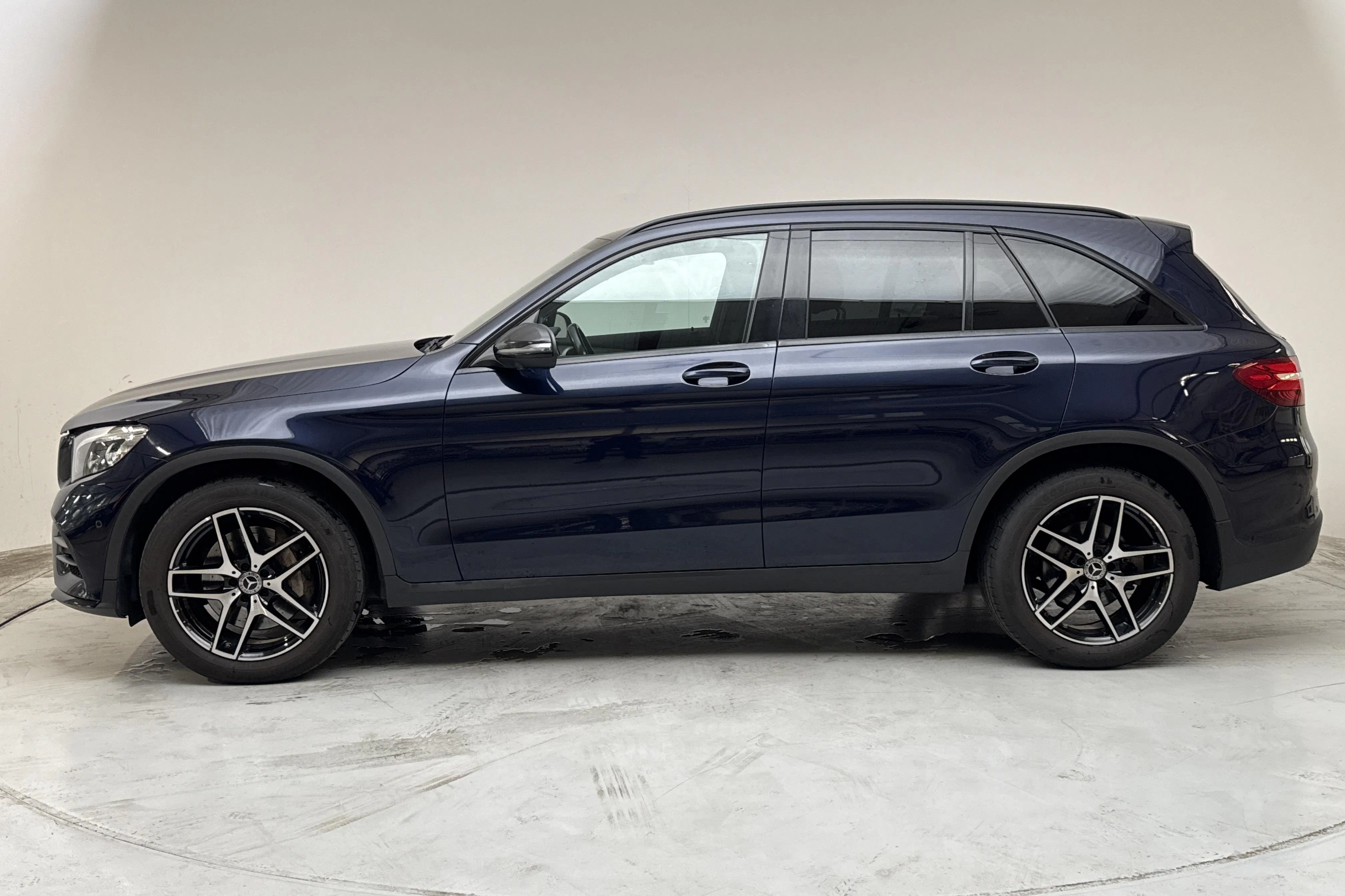 Presentationsfoto 2 av 13: Mercedes GLC 220 d 4MATIC X253 (170hk) - 21 131 mil - Automat - Mörkblå - 2017