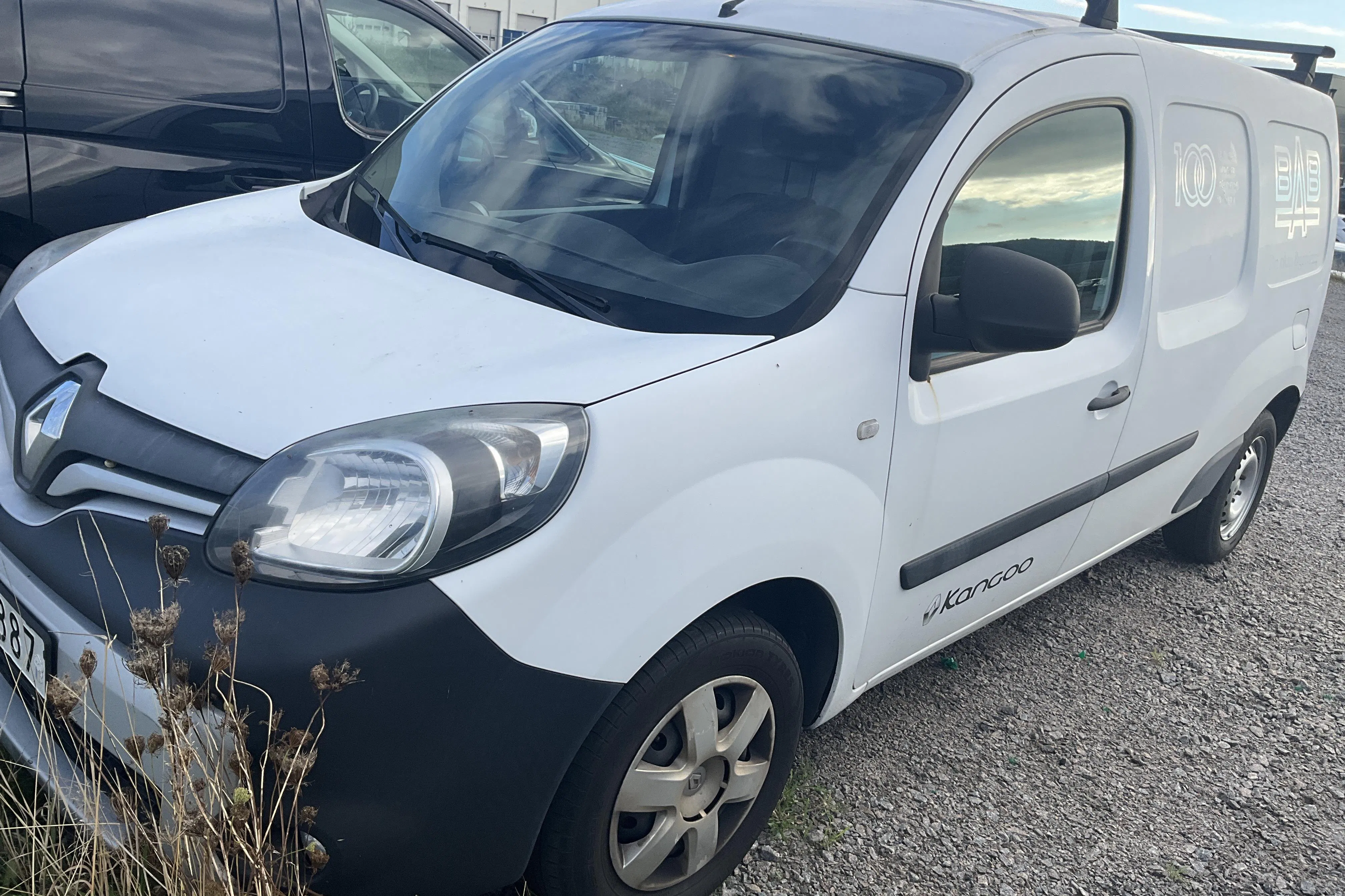 Presentationsfoto 1 av 13: Renault Kangoo 1.5 dCi Maxi skåp (90hk) - 12 036 mil - Manuell - vit - 2017