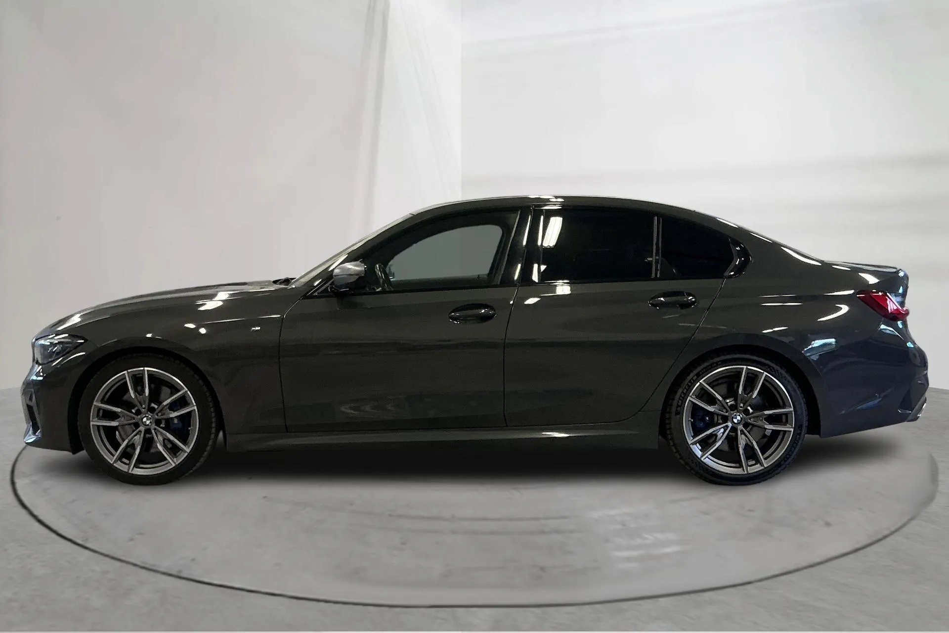 Presentationsfoto 2 av 19: BMW M340i xDrive Sedan, G20 (374hk+11hk) - 19 250 mil - Automat - grå - 2022
