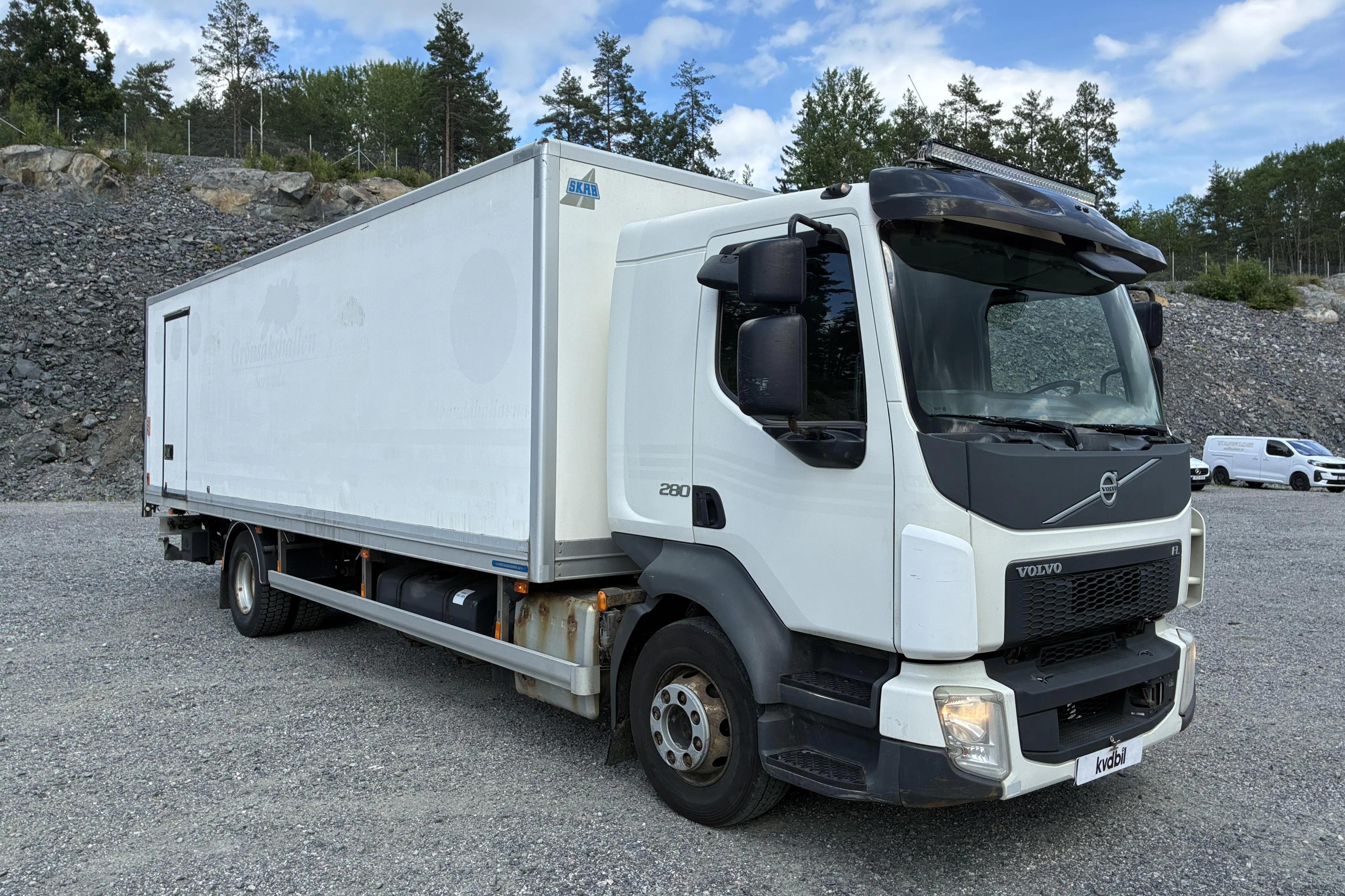 Presentation photo 2 of 117: VOLVO FL280 4x2 - 355 706 km - Automatic - white - 2014