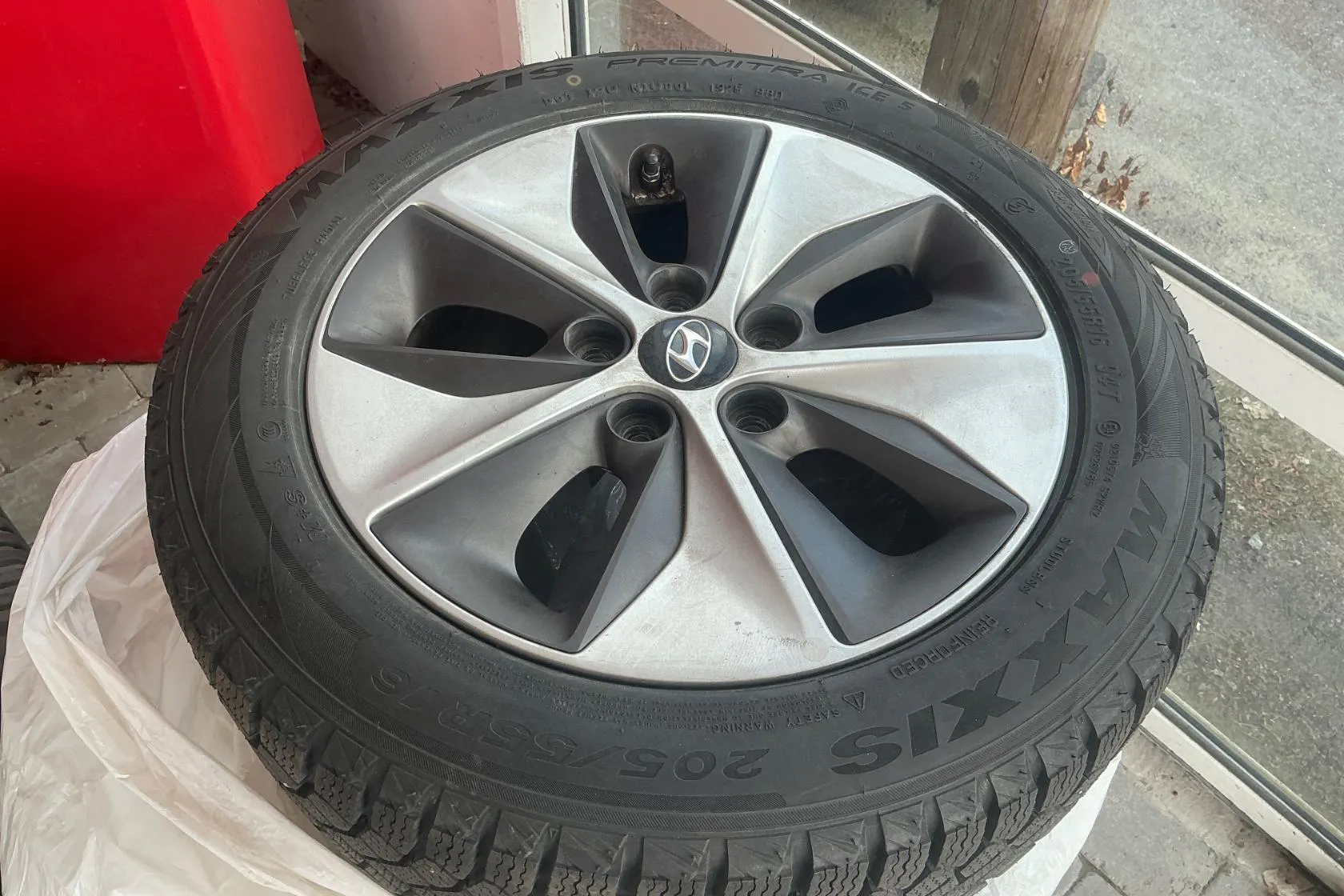 Presentationsfoto 15 av 15: Hyundai IONIQ Electric (120hk) - 15 514 mil - Automat - vit - 2019