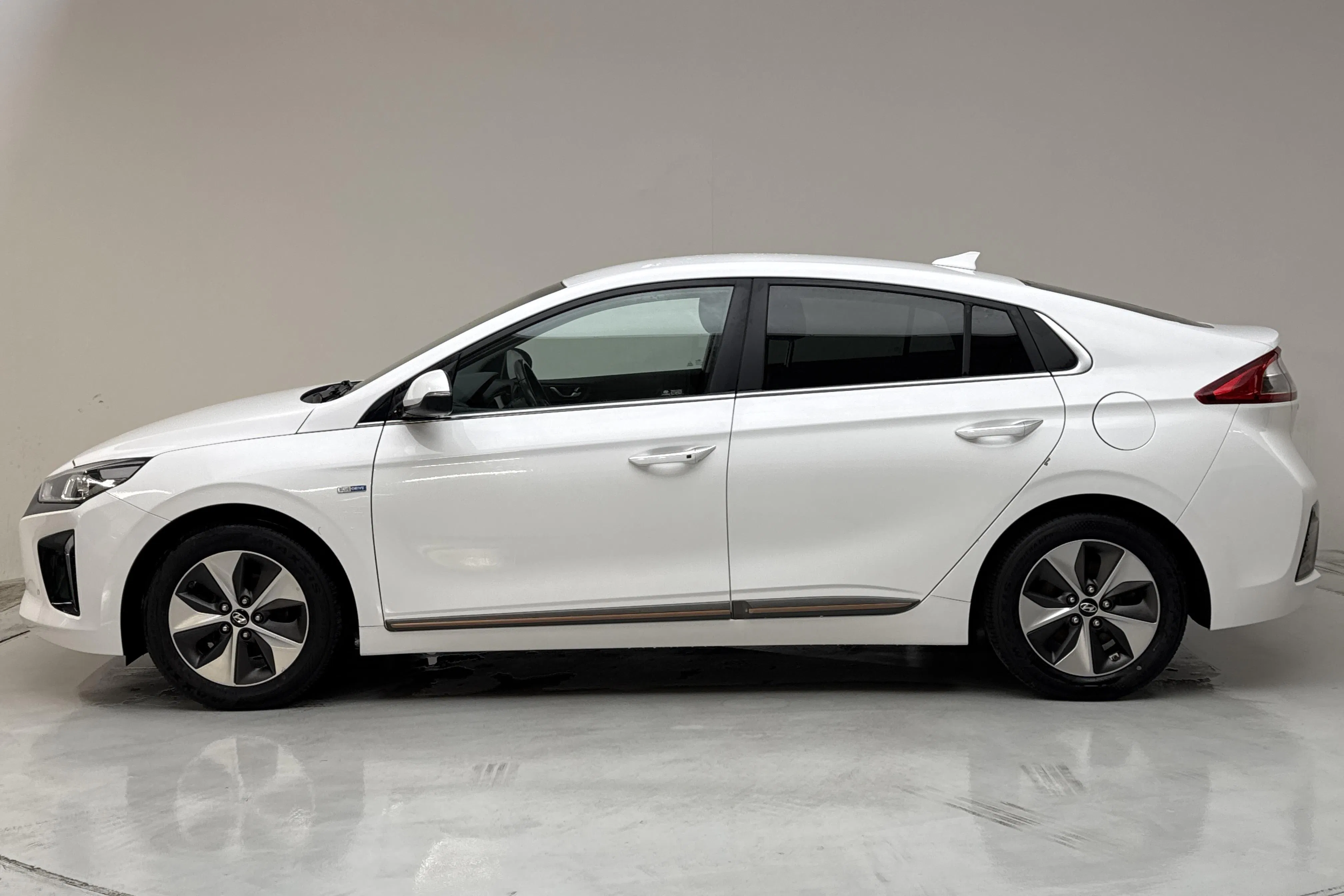Presentationsfoto 2 av 14: Hyundai IONIQ Electric (120hk) - 15 514 mil - Automat - vit - 2019