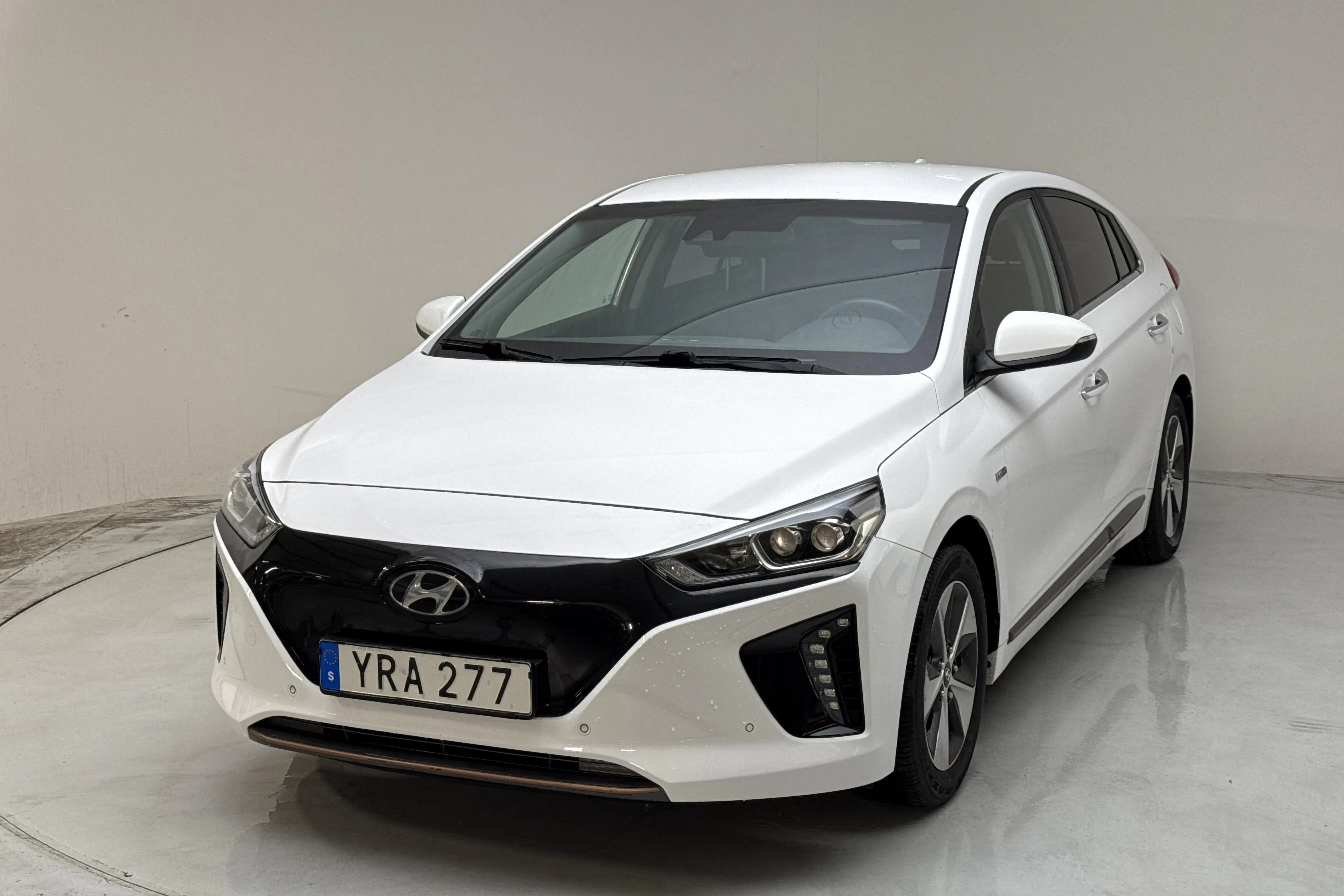 Presentationsfoto 1 av 14: Hyundai IONIQ Electric (120hk) - 15 514 mil - Automat - vit - 2019