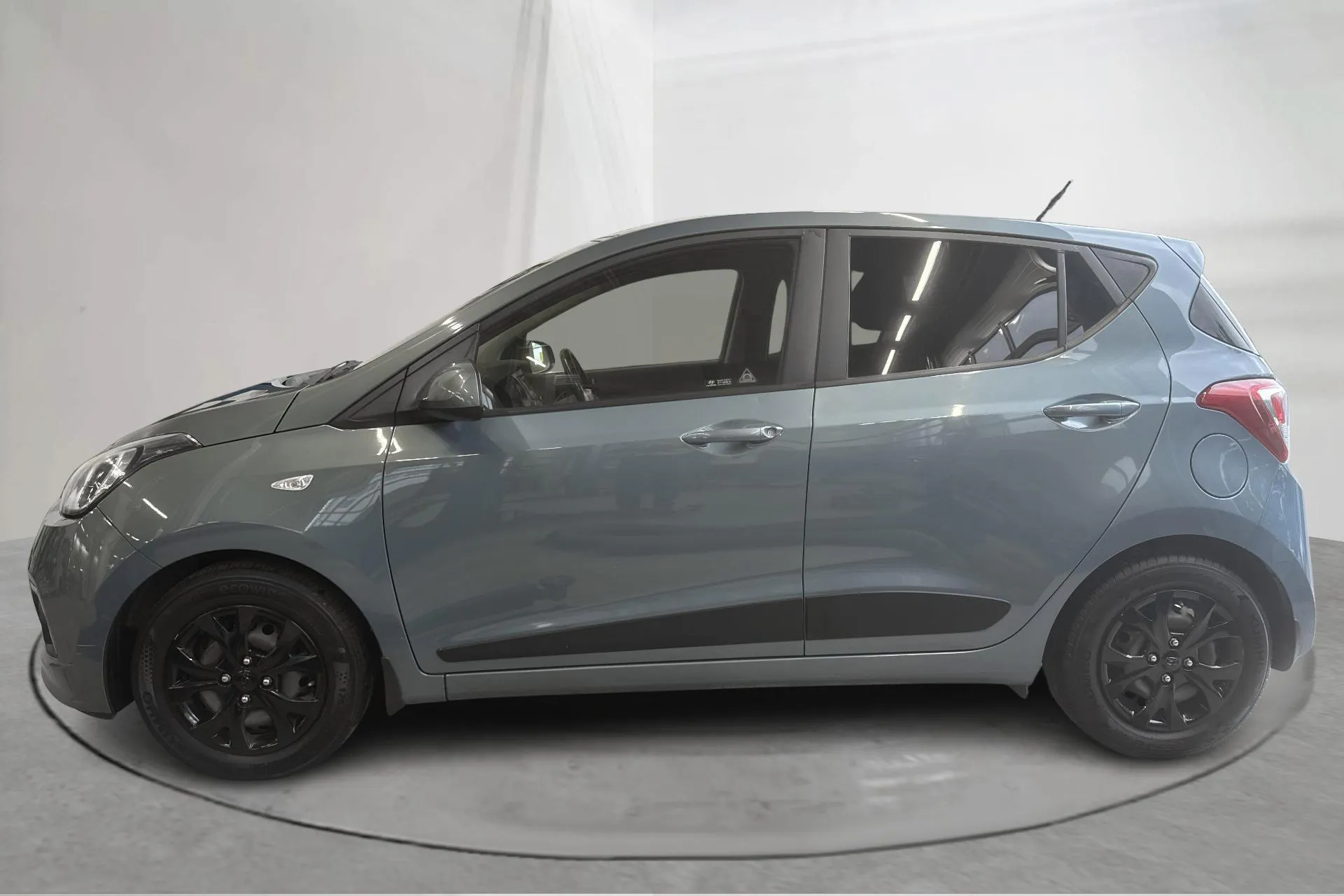 Presentationsfoto 2 av 12: Hyundai i10 1.0 (66hk) - 10 869 mil - Manuell - blå - 2016