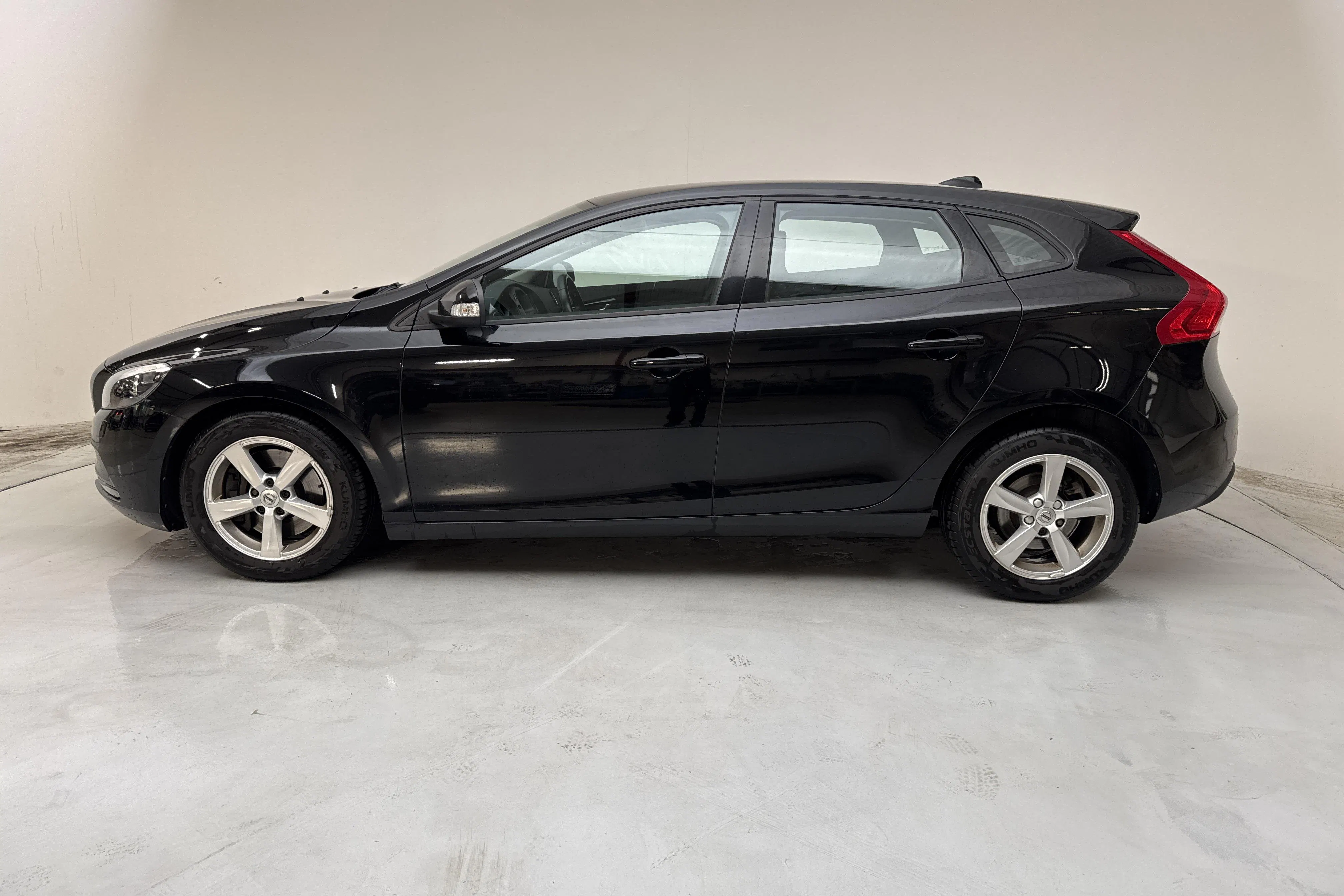 Presentationsfoto 2 av 13: Volvo V40 T2 (122hk) - 9 349 mil - Automat - svart - 2017