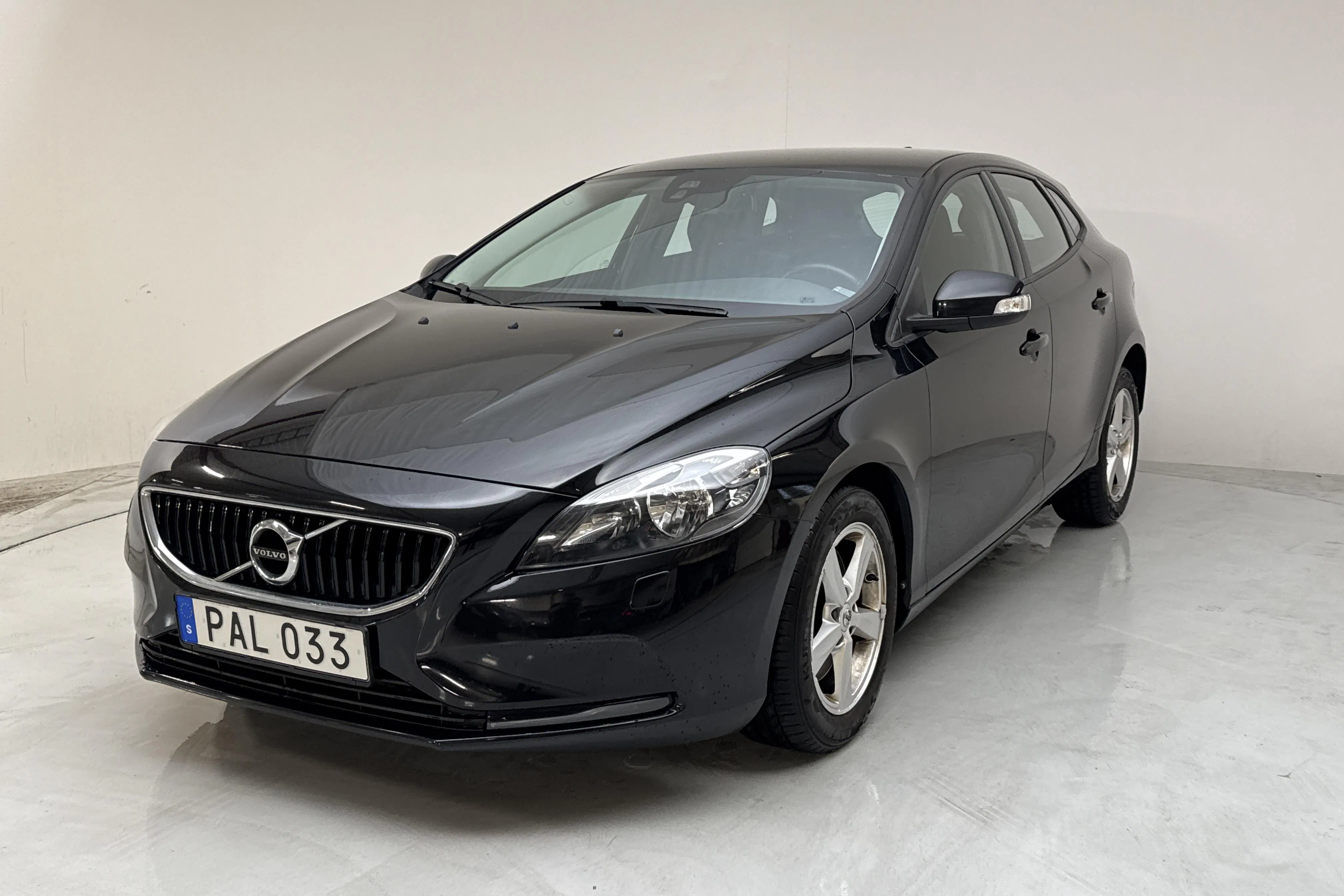 Presentationsfoto 1 av 13: Volvo V40 T2 (122hk) - 9 349 mil - Automat - svart - 2017