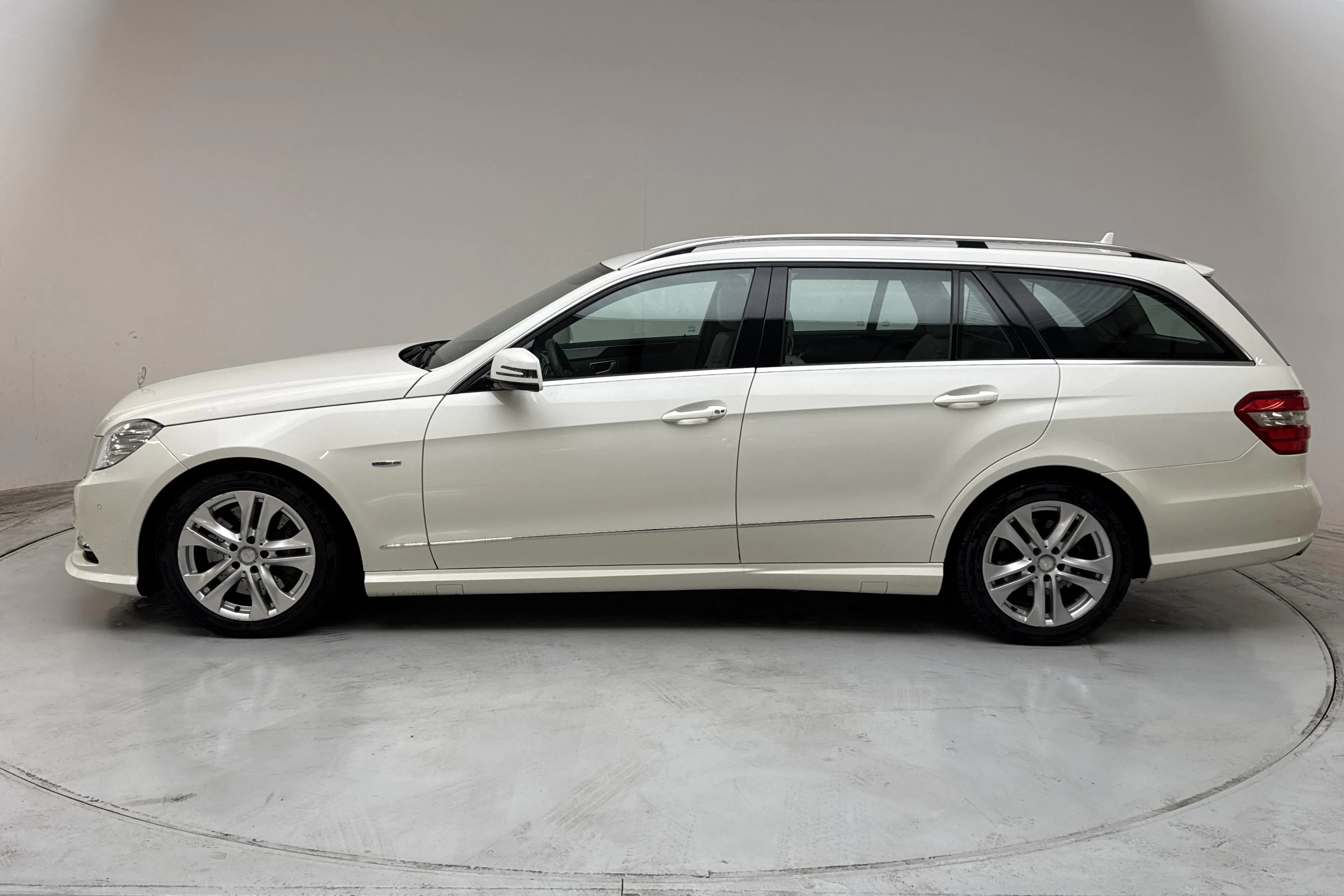 Presentation photo 2 of 13: Mercedes E 350 CDI Kombi 4Matic S212 (265hk) - 225 580 km - Automatic - white - 2012