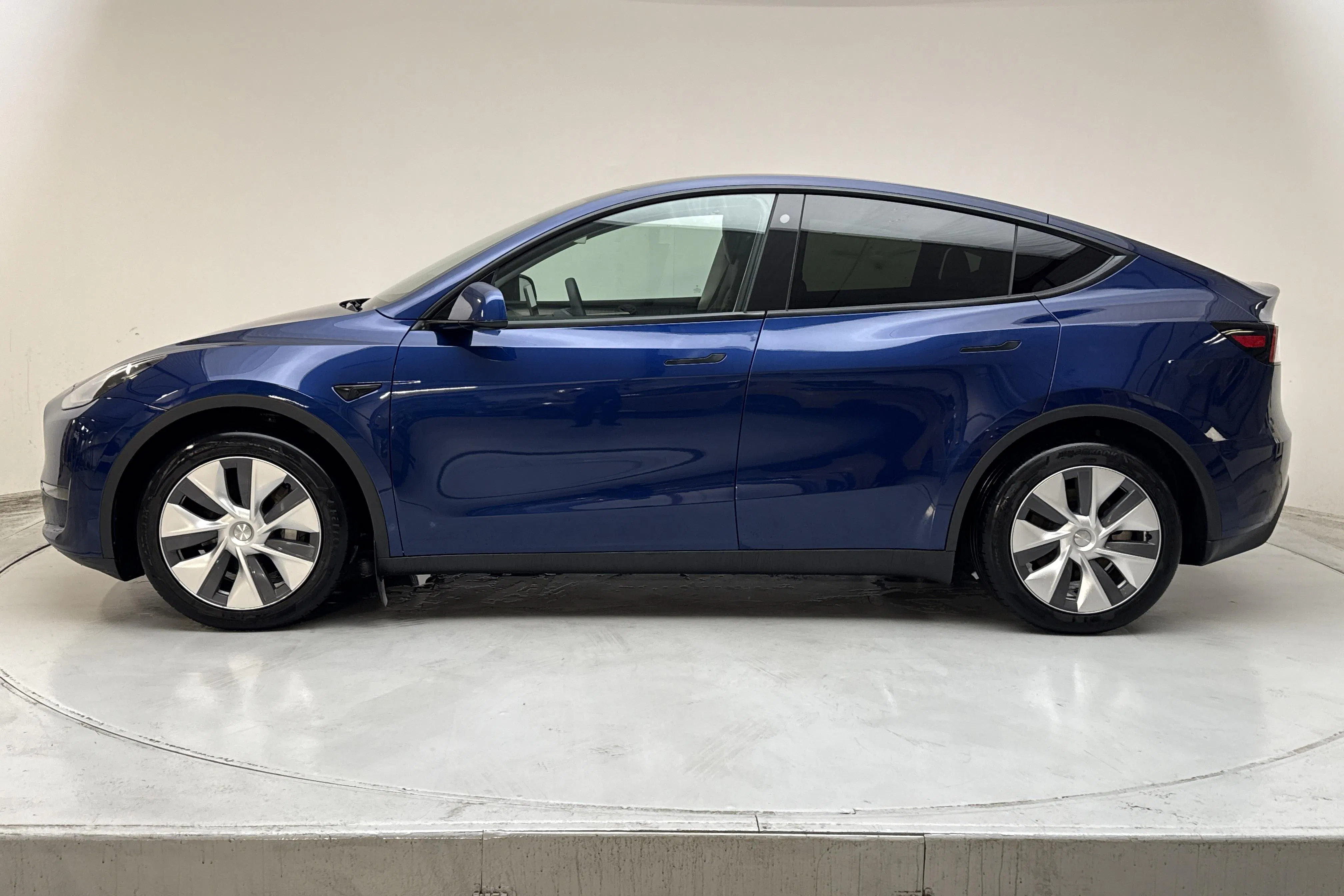 Presentation photo 2 of 20: Tesla Model Y Long Range Dual Motor AWD - 53 290 km - Automatic - blue - 2023