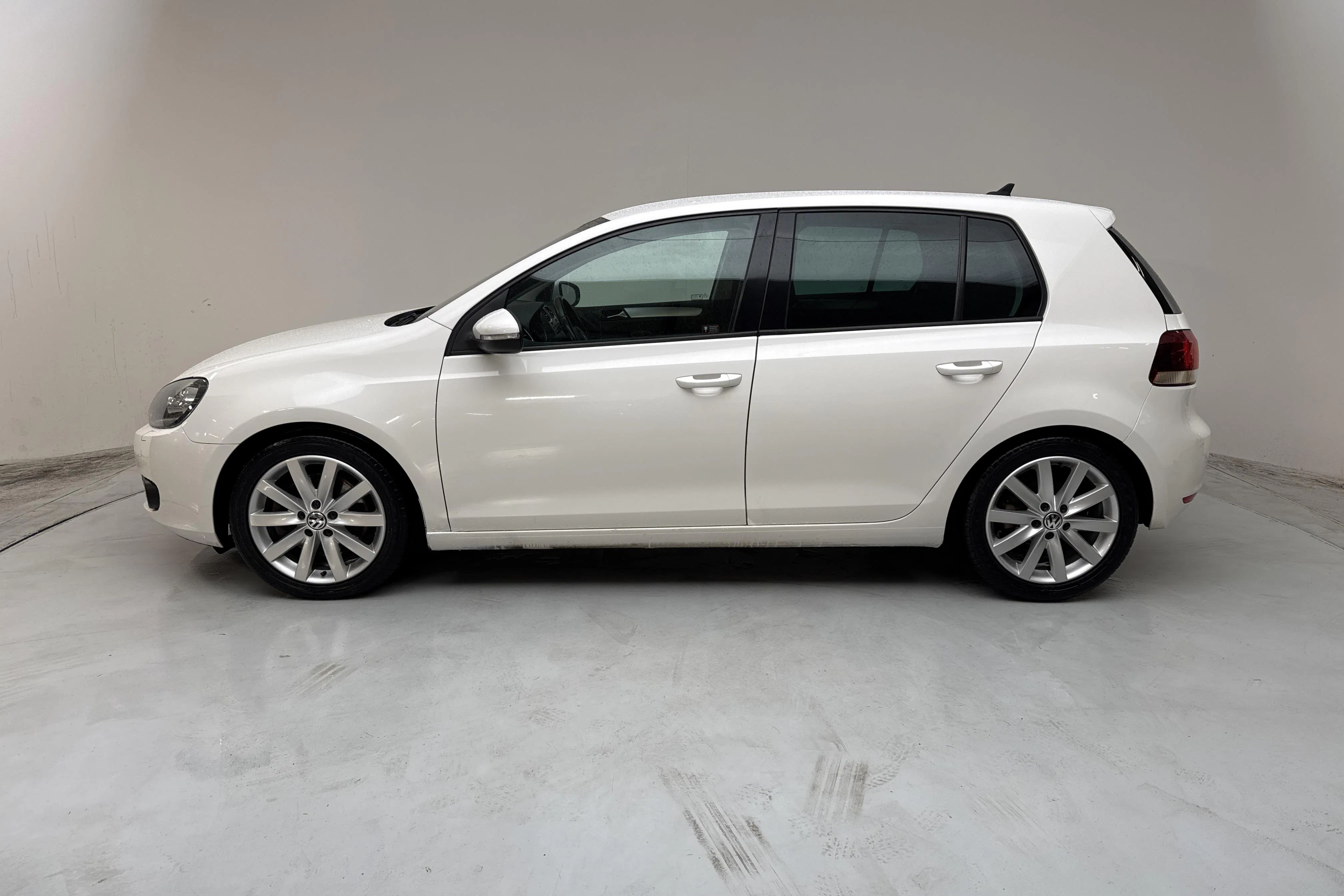 Presentationsfoto 2 av 12: VW Golf VI GT 1.8 5dr (160hk) - 10 467 mil - Automat - vit - 2010