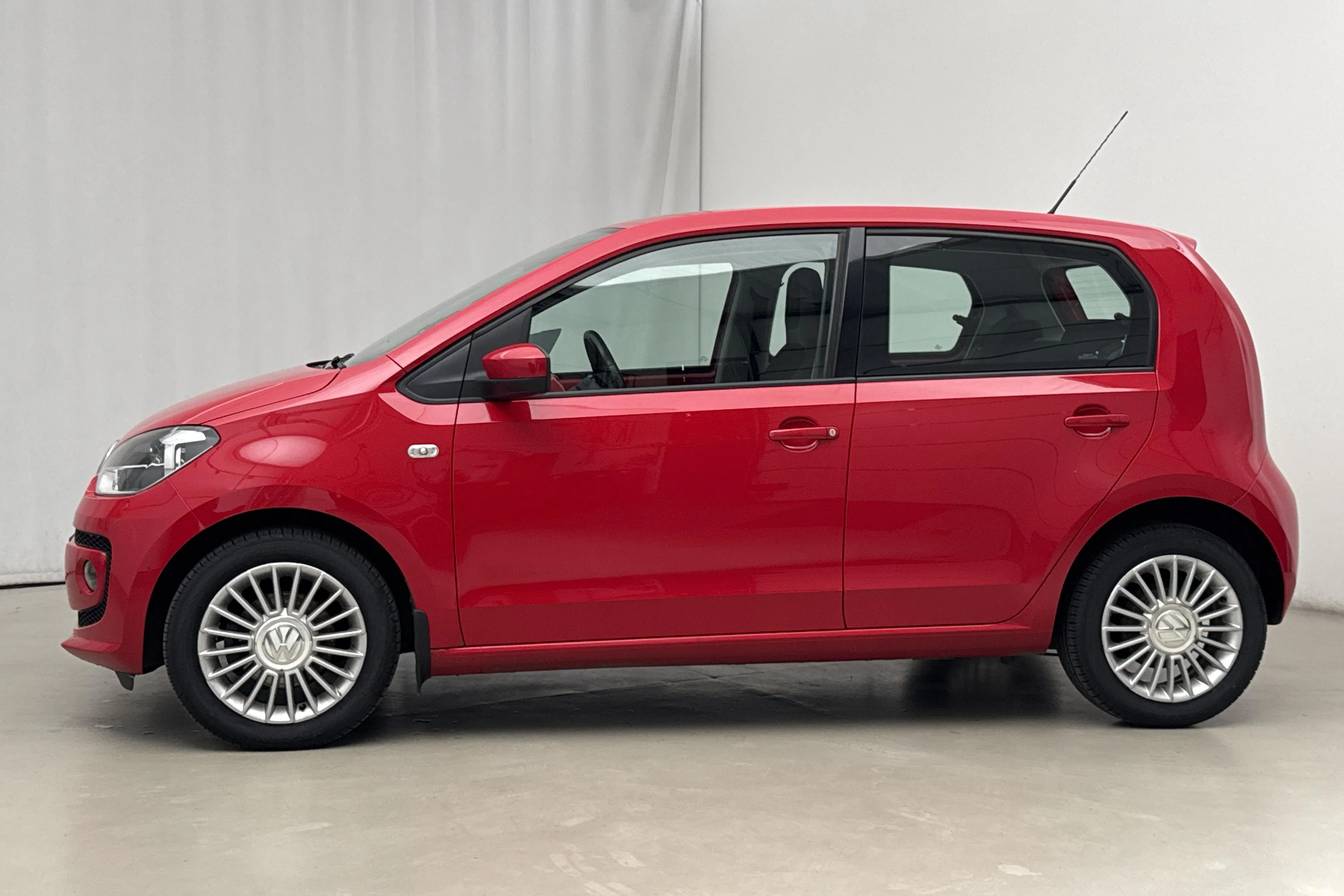 Presentationsfoto 2 av 15: VW up! 1.0 5dr (75hk) - 13 403 mil - Manuell - röd - 2013