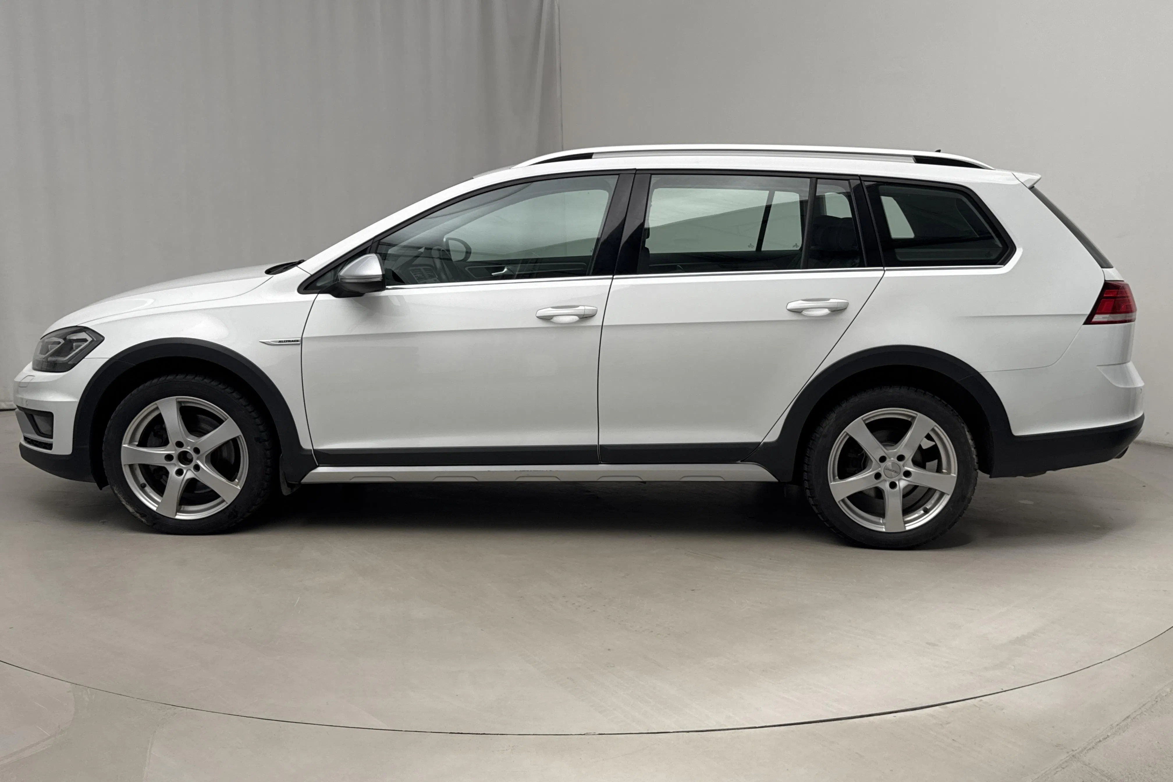 Presentationsfoto 2 av 12: VW Golf Alltrack 2.0 TDI 4MOTION (184hk) - 10 827 mil - Automat - vit - 2020