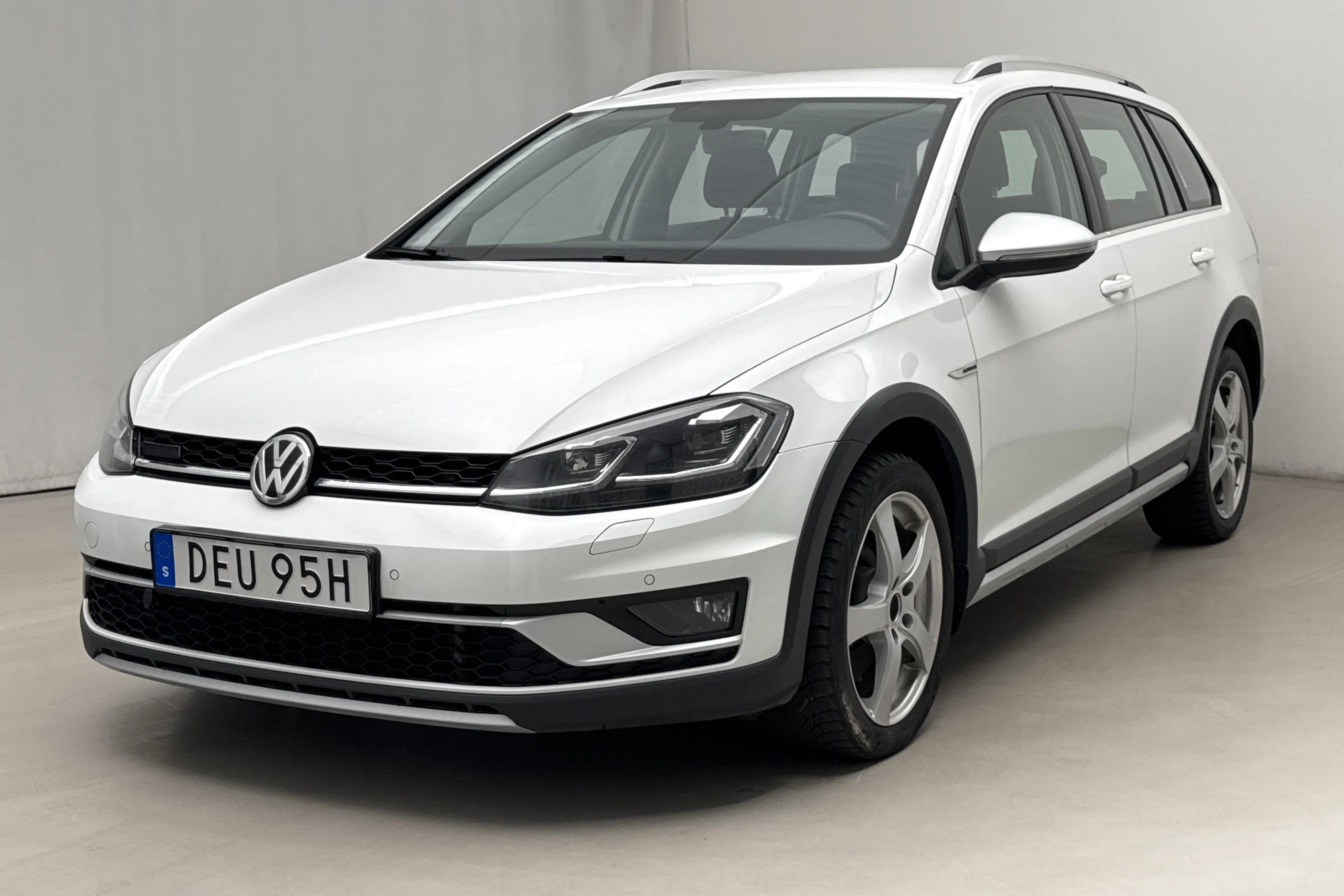 Presentationsfoto 1 av 12: VW Golf Alltrack 2.0 TDI 4MOTION (184hk) - 10 827 mil - Automat - vit - 2020
