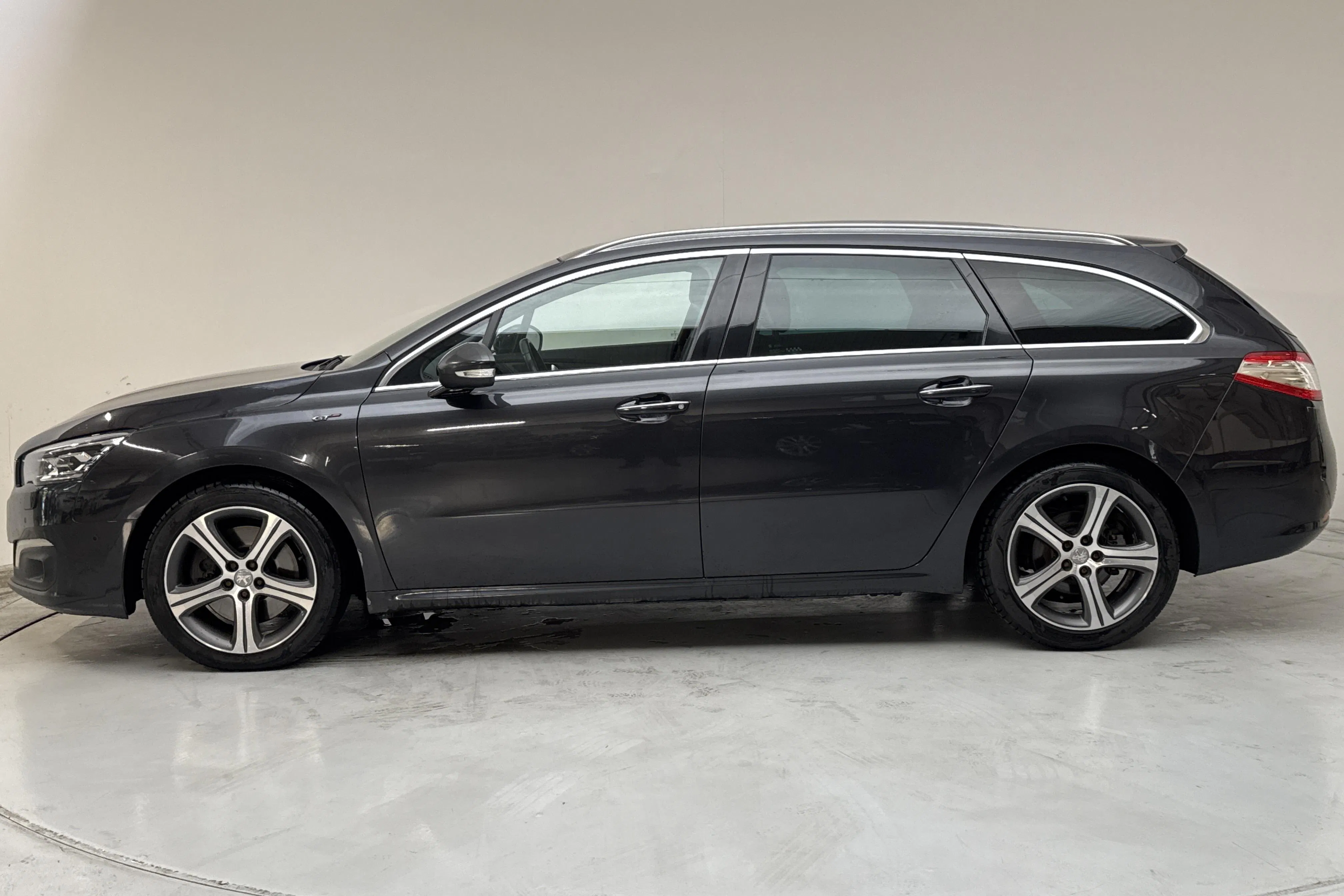 Presentationsfoto 2 av 15: Peugeot 508 SW 2.0 BlueHDi (180hk) - 19 988 mil - Automat - grå - 2016