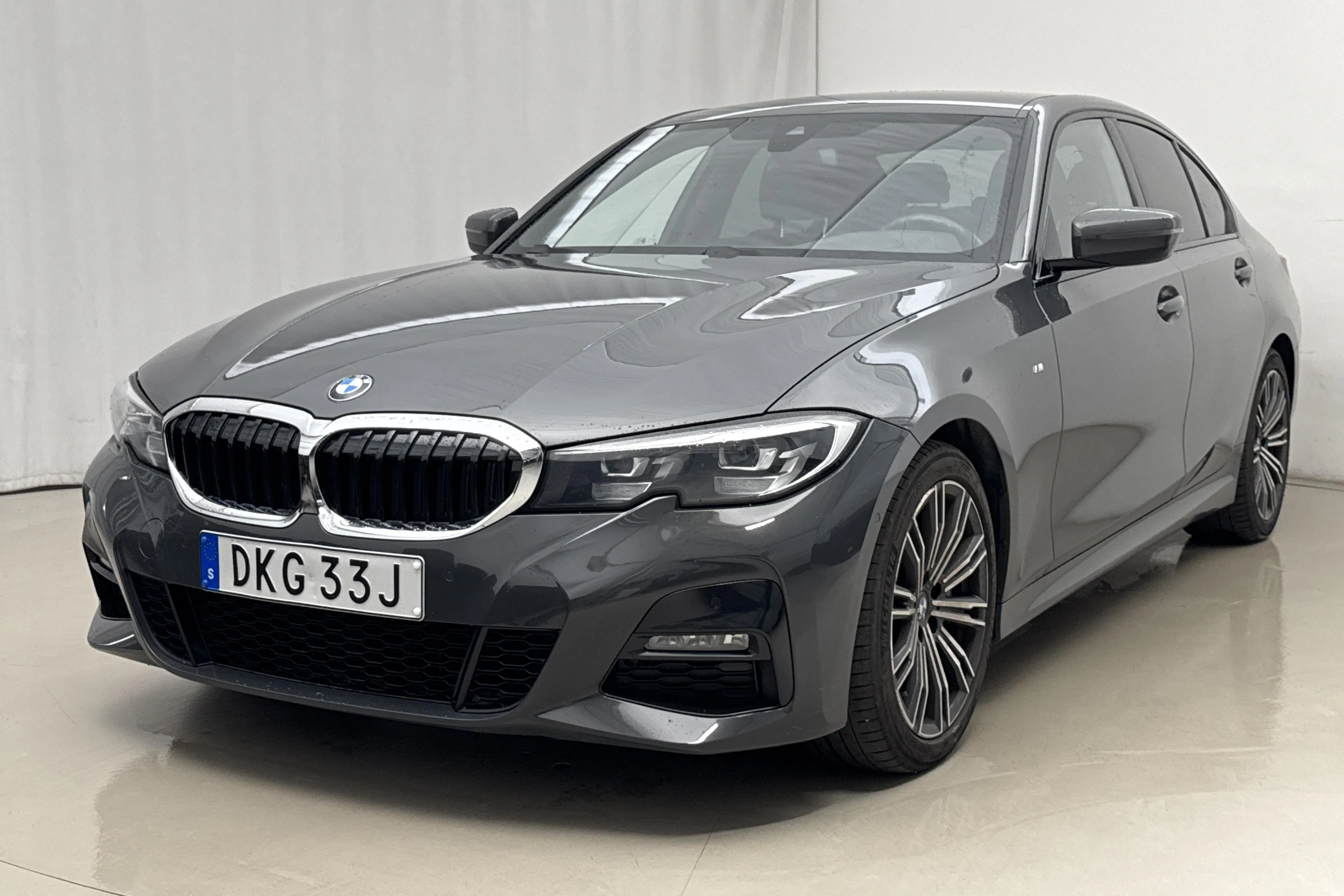 Presentationsfoto 1 av 20: BMW 330i xDrive Sedan, G20 (258hk) - 15 983 mil - Automat - grå - 2020