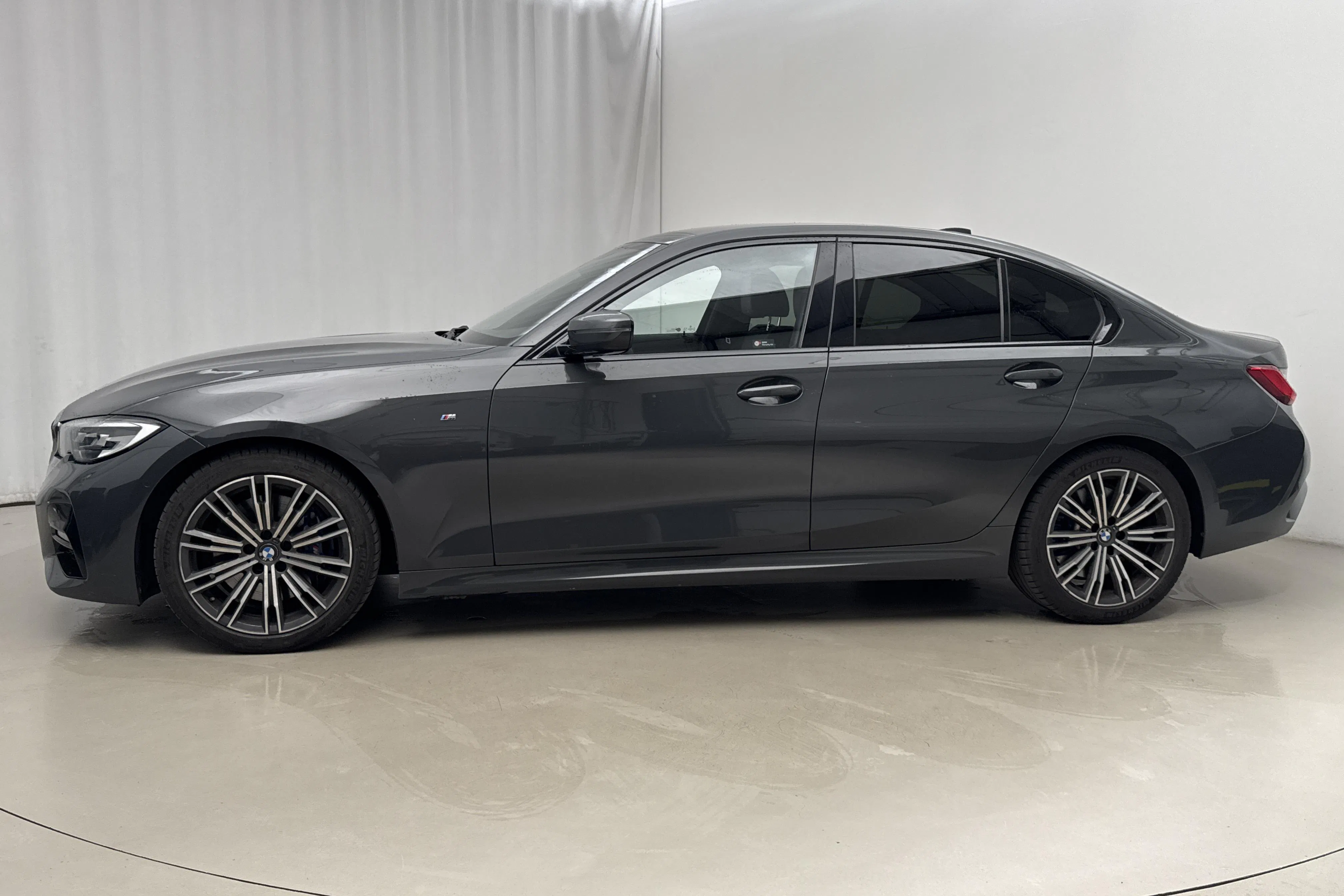 Presentationsfoto 2 av 20: BMW 330i xDrive Sedan, G20 (258hk) - 15 983 mil - Automat - grå - 2020