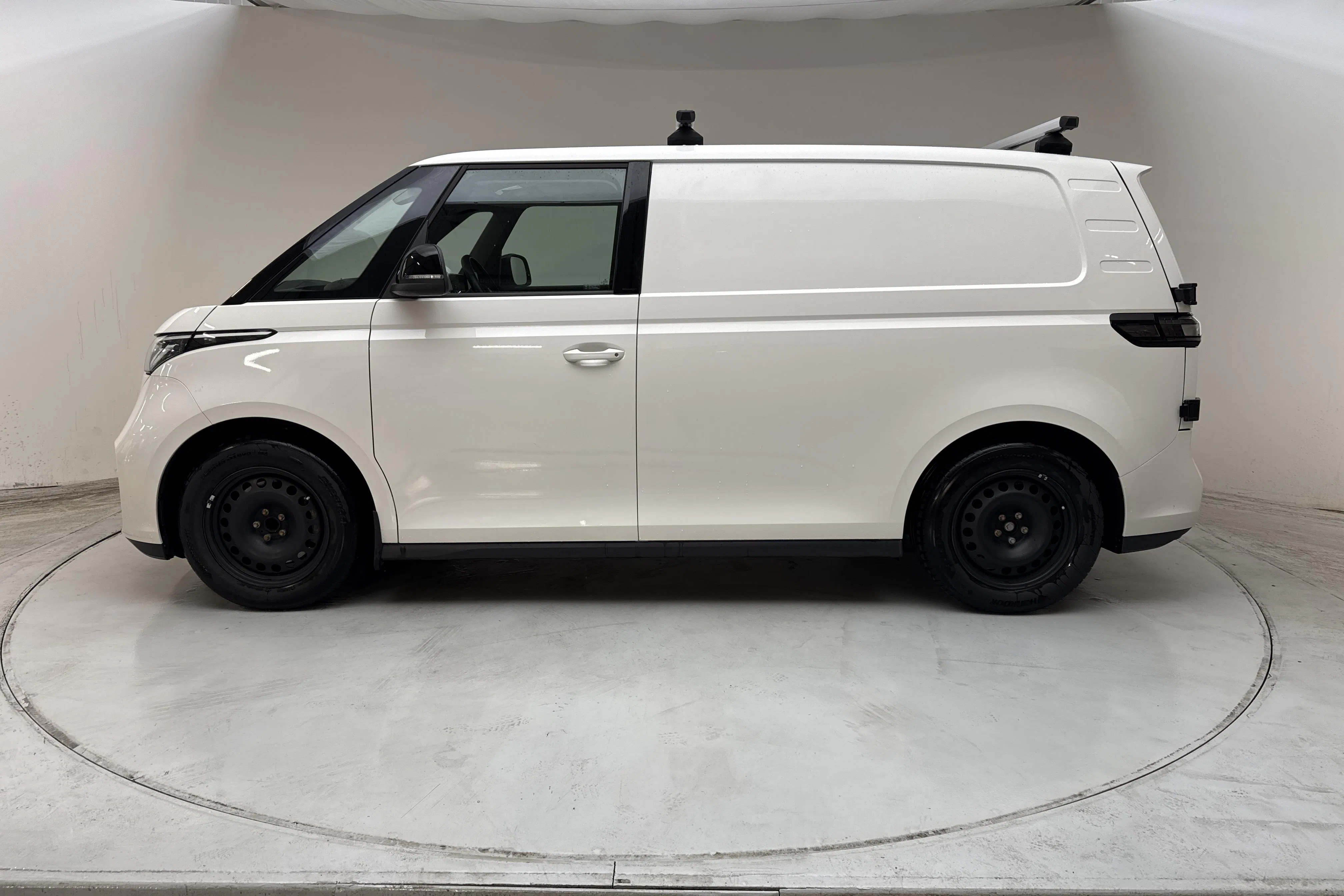 Presentation photo 2 of 14: VW ID. Buzz Cargo 77kWh (204hk) - 42 160 km - Automatic - white - 2023