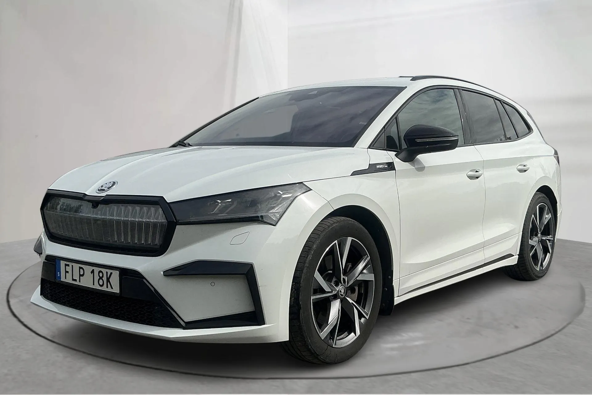 Presentation photo 1 of 17: Skoda Enyaq iV 85x 82kWh (286hk) - 62 230 km - Automatic - white - 2024