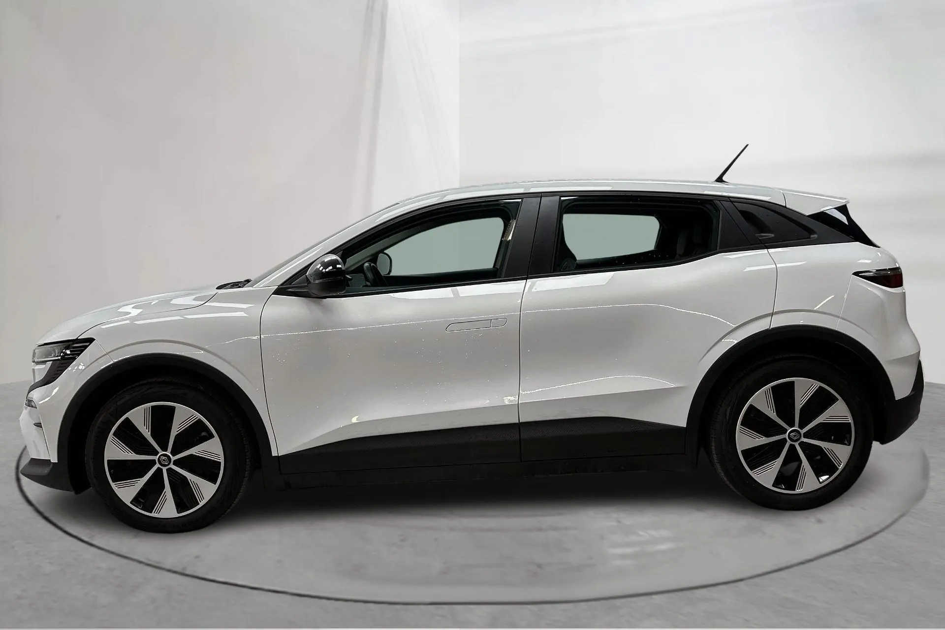 Presentationsfoto 2 av 16: Renault Mégane E-TECH 60kWh (130hk) - 3 710 mil - Automat - vit - 2023