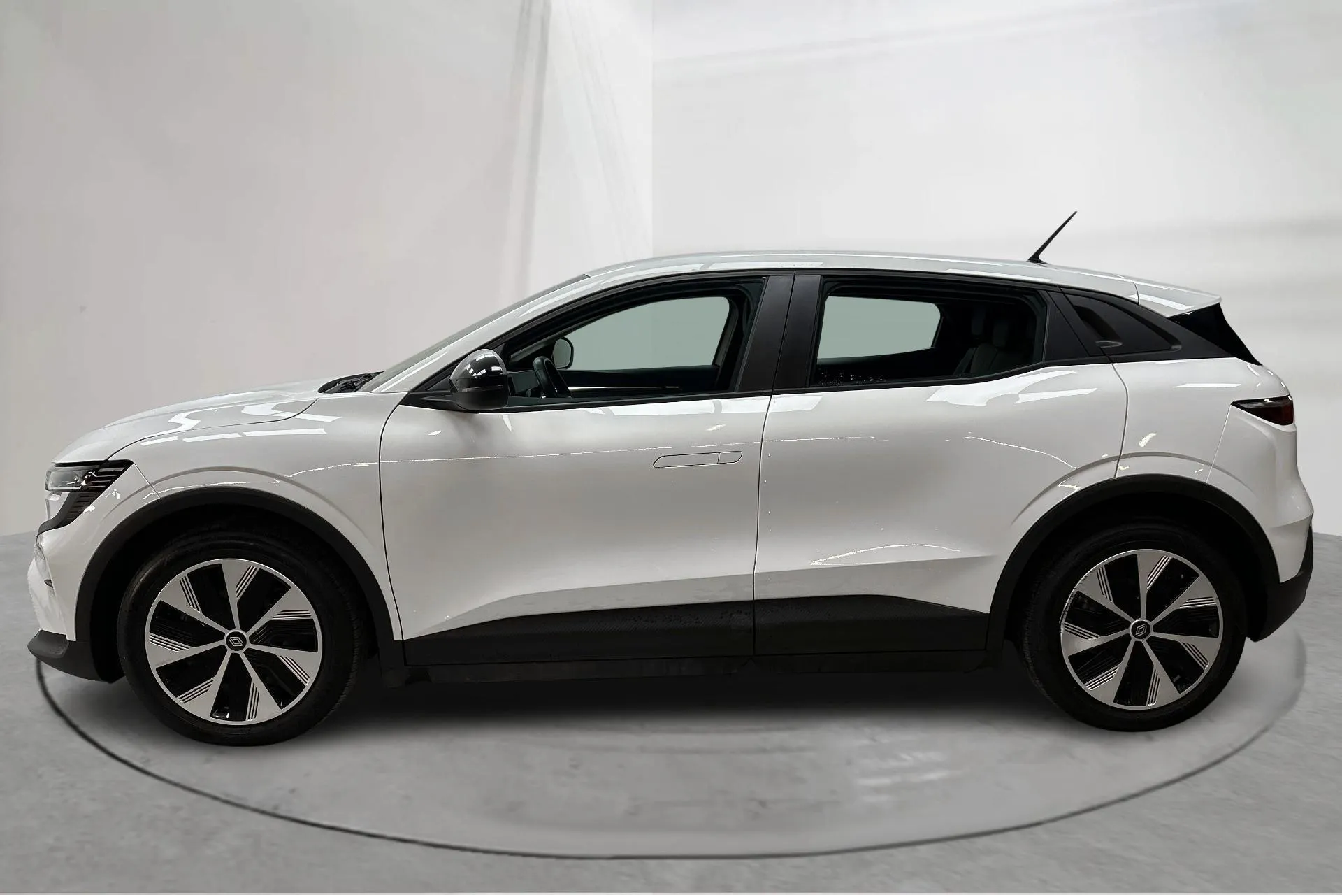 Presentationsfoto 2 av 14: Renault Mégane E-TECH 60kWh (130hk) - 3 627 mil - Automat - vit - 2023