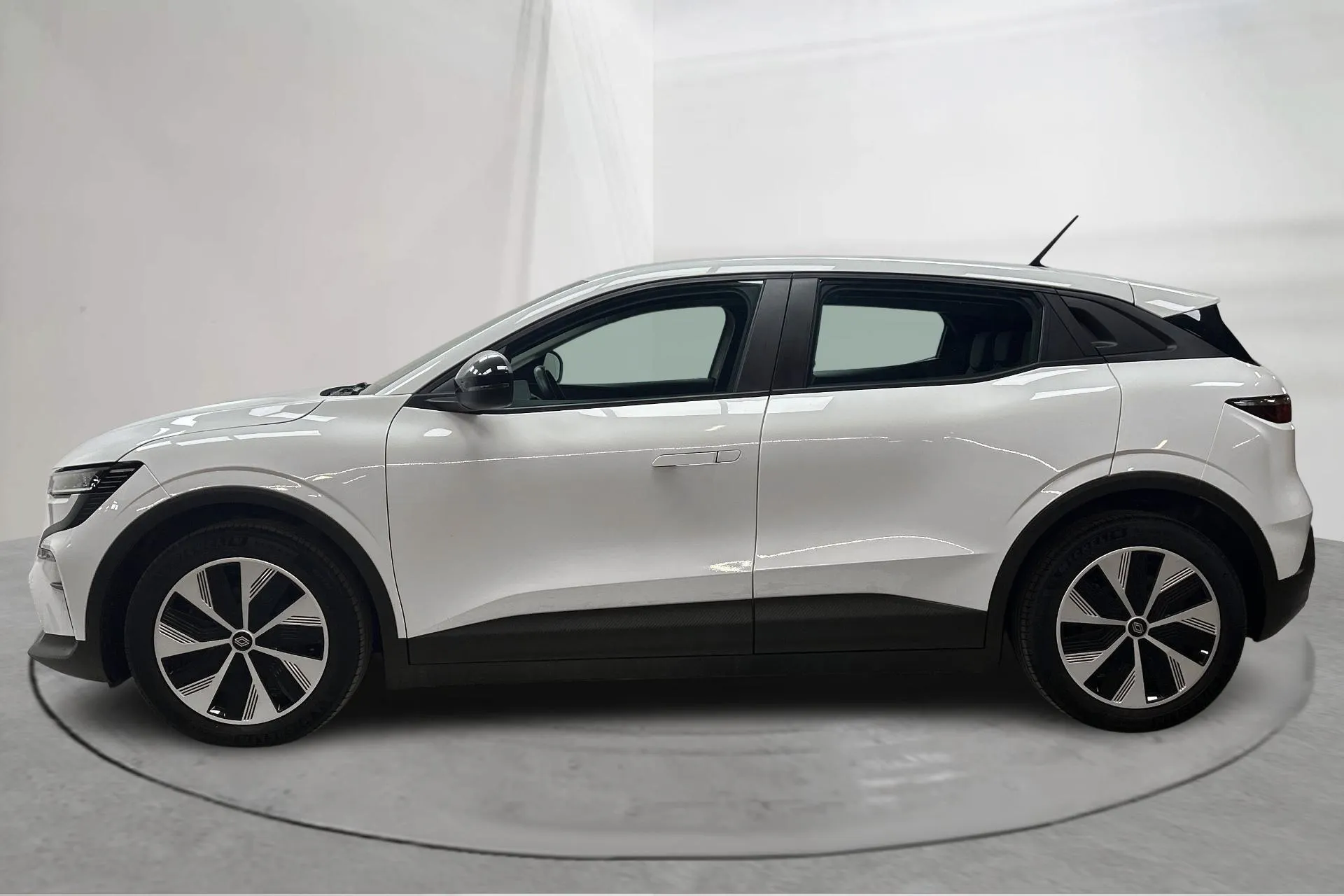 Presentationsfoto 2 av 16: Renault Mégane E-TECH 60kWh (130hk) - 2 710 mil - Automat - vit - 2023