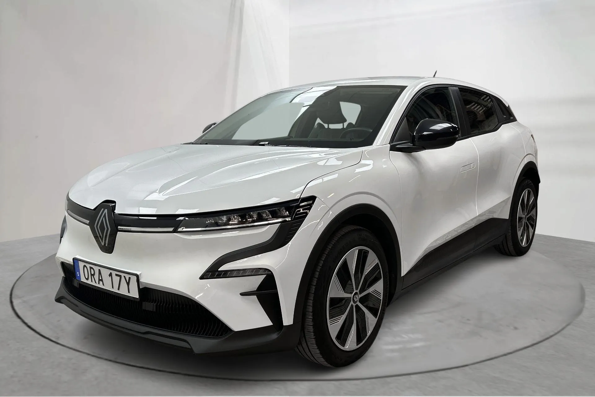 Presentationsfoto 1 av 16: Renault Mégane E-TECH 60kWh (130hk) - 2 854 mil - Automat - vit - 2023