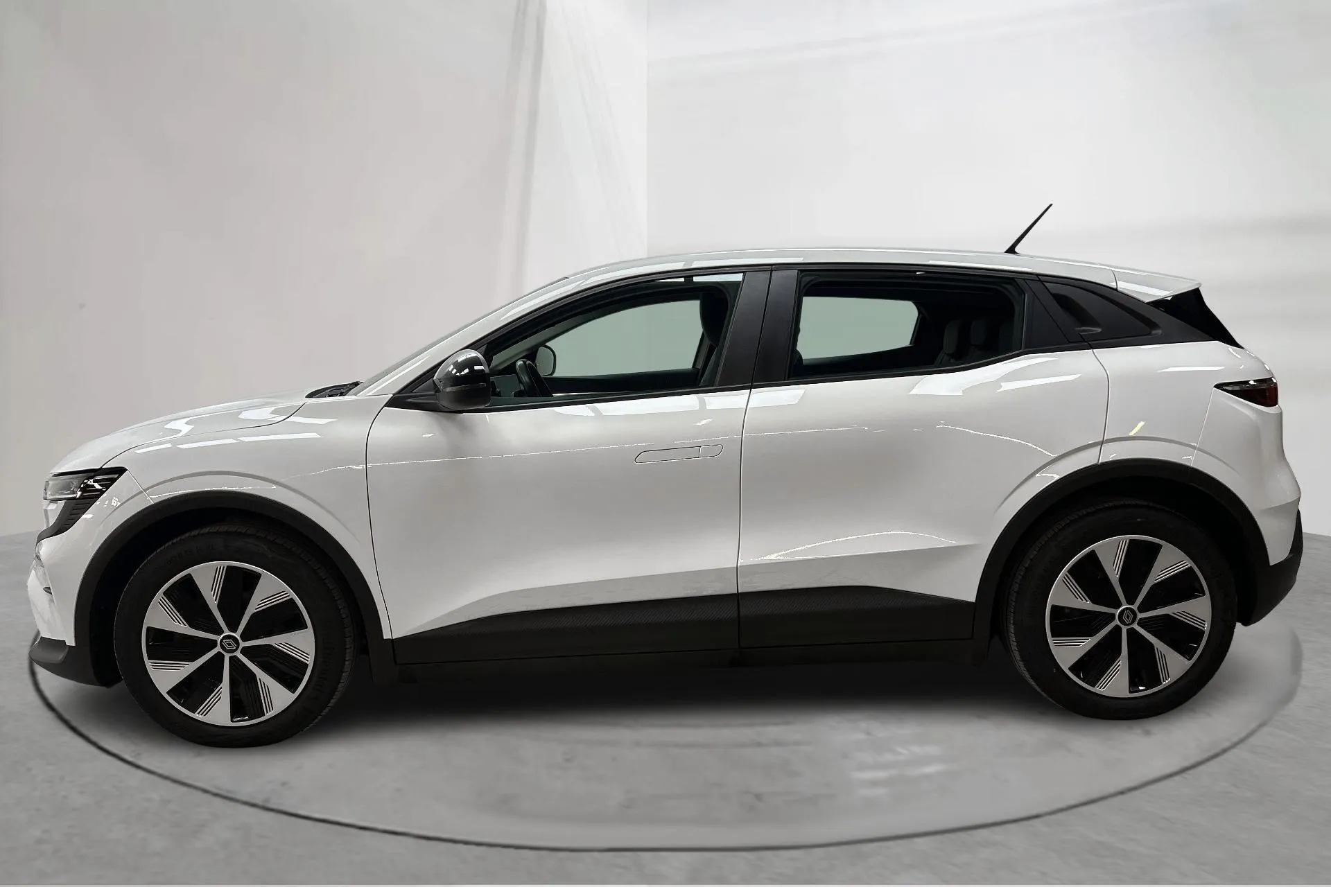 Presentationsfoto 2 av 16: Renault Mégane E-TECH 60kWh (130hk) - 2 854 mil - Automat - vit - 2023