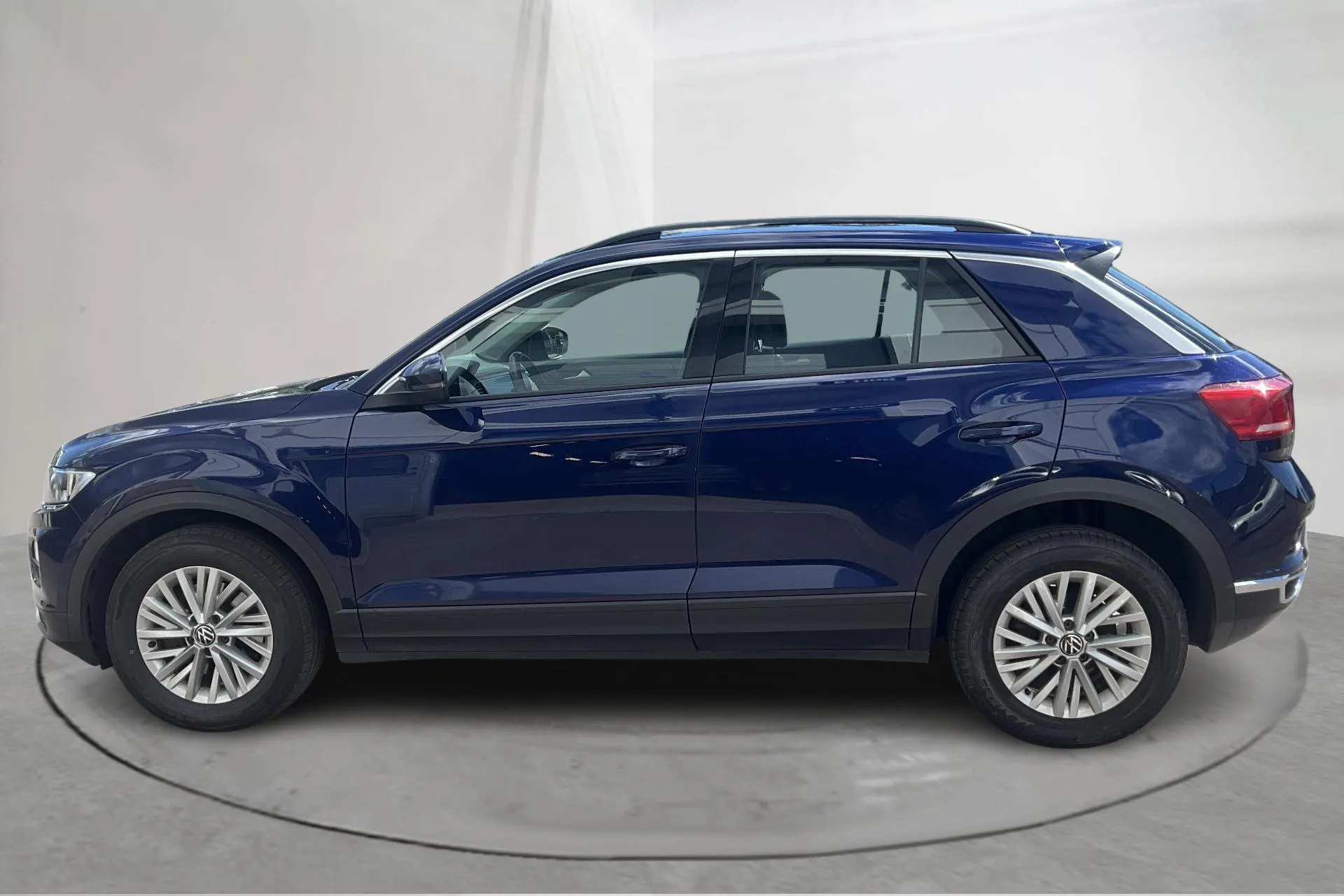 Presentationsfoto 2 av 14: VW T-Roc 2.0 TDI 4MOTION (150hk) - 14 607 mil - Automat - Mörkblå - 2021