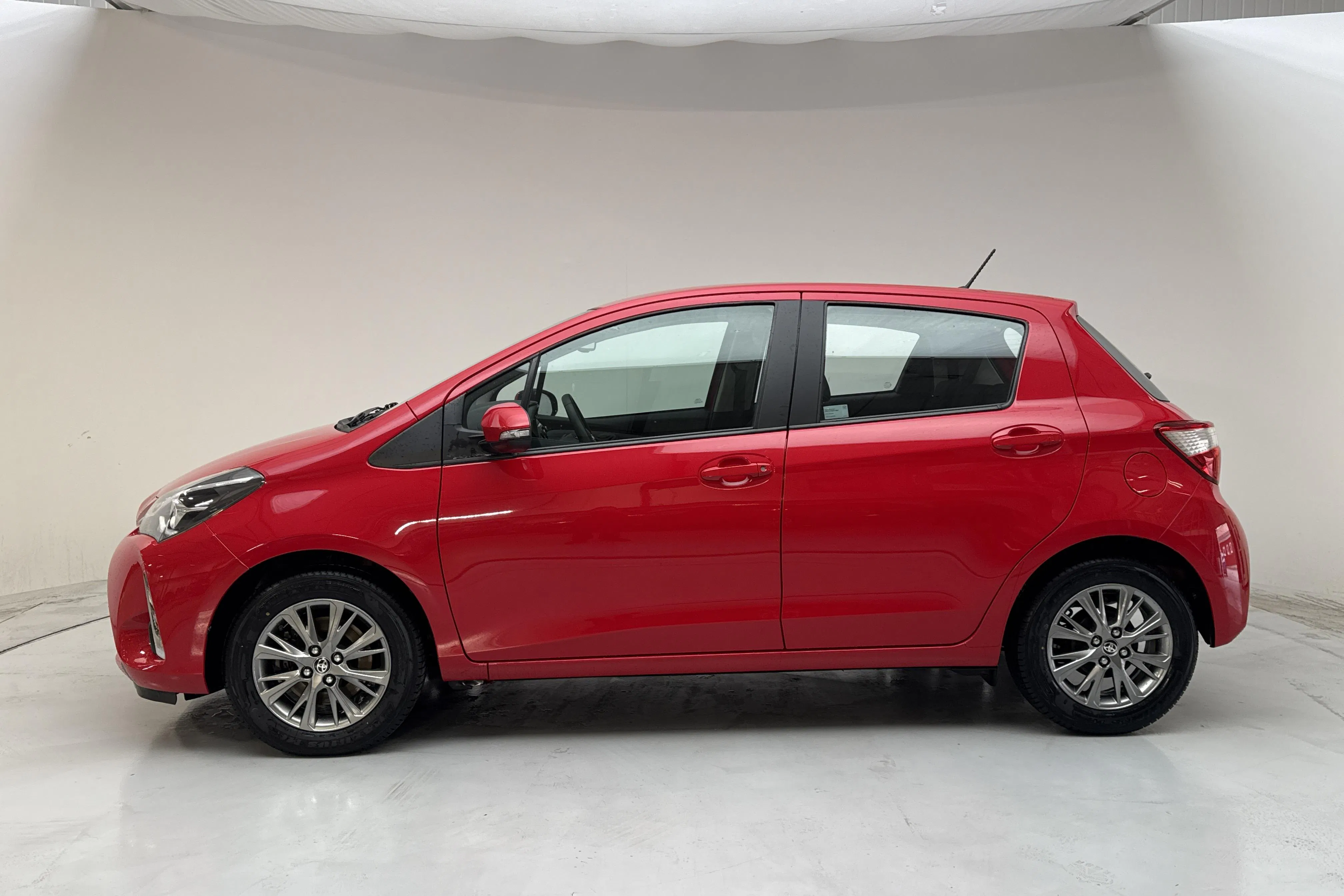 Presentationsfoto 2 av 13: Toyota Yaris 1.5 5dr (111hk) - 2 542 mil - Manuell - röd - 2018