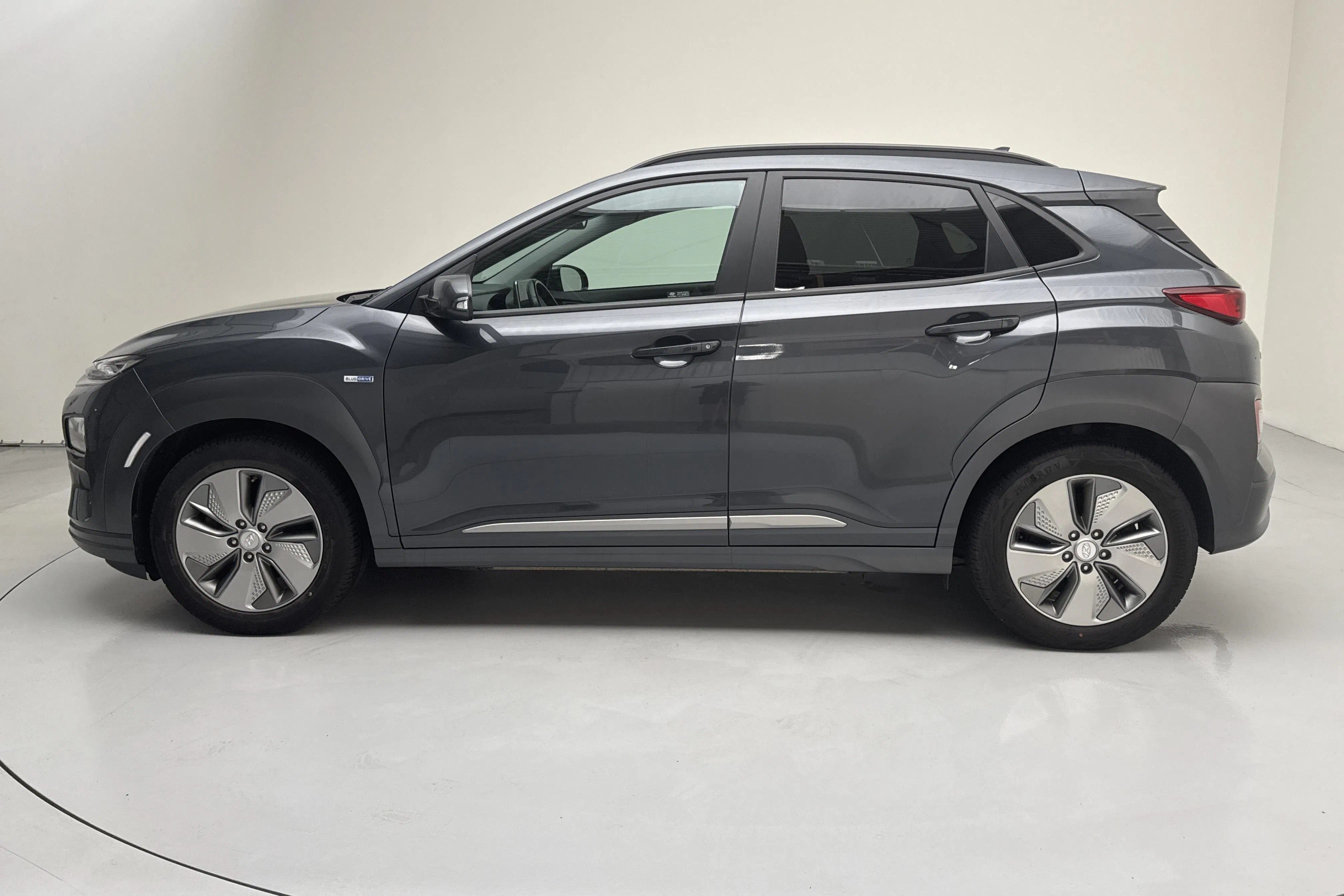 Presentation photo 2 of 17: Hyundai Kona Electric Long Range 64kWh (204hk) - 149 960 km - Automatic - gray - 2020