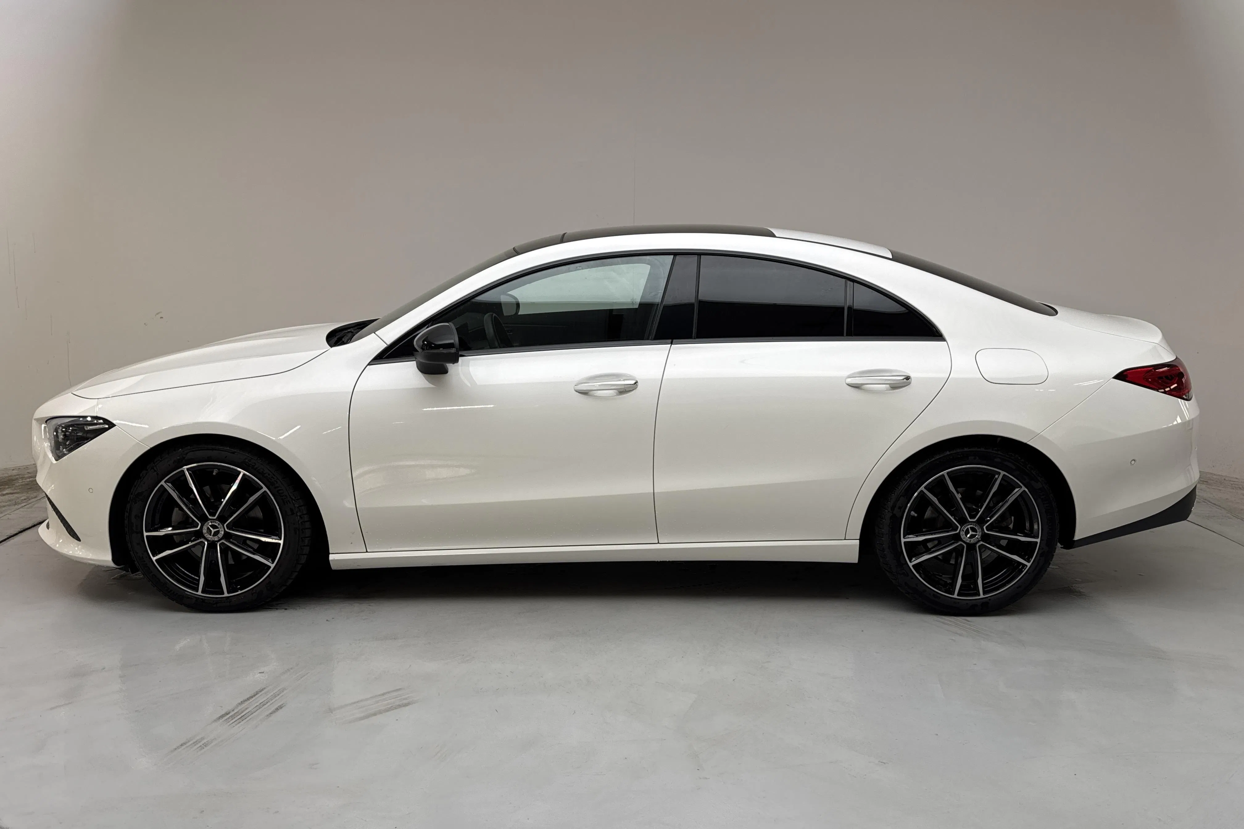 Presentationsfoto 2 av 17: Mercedes CLA 200 Coupé C118 (163hk) - 2 156 mil - Automat - vit - 2023
