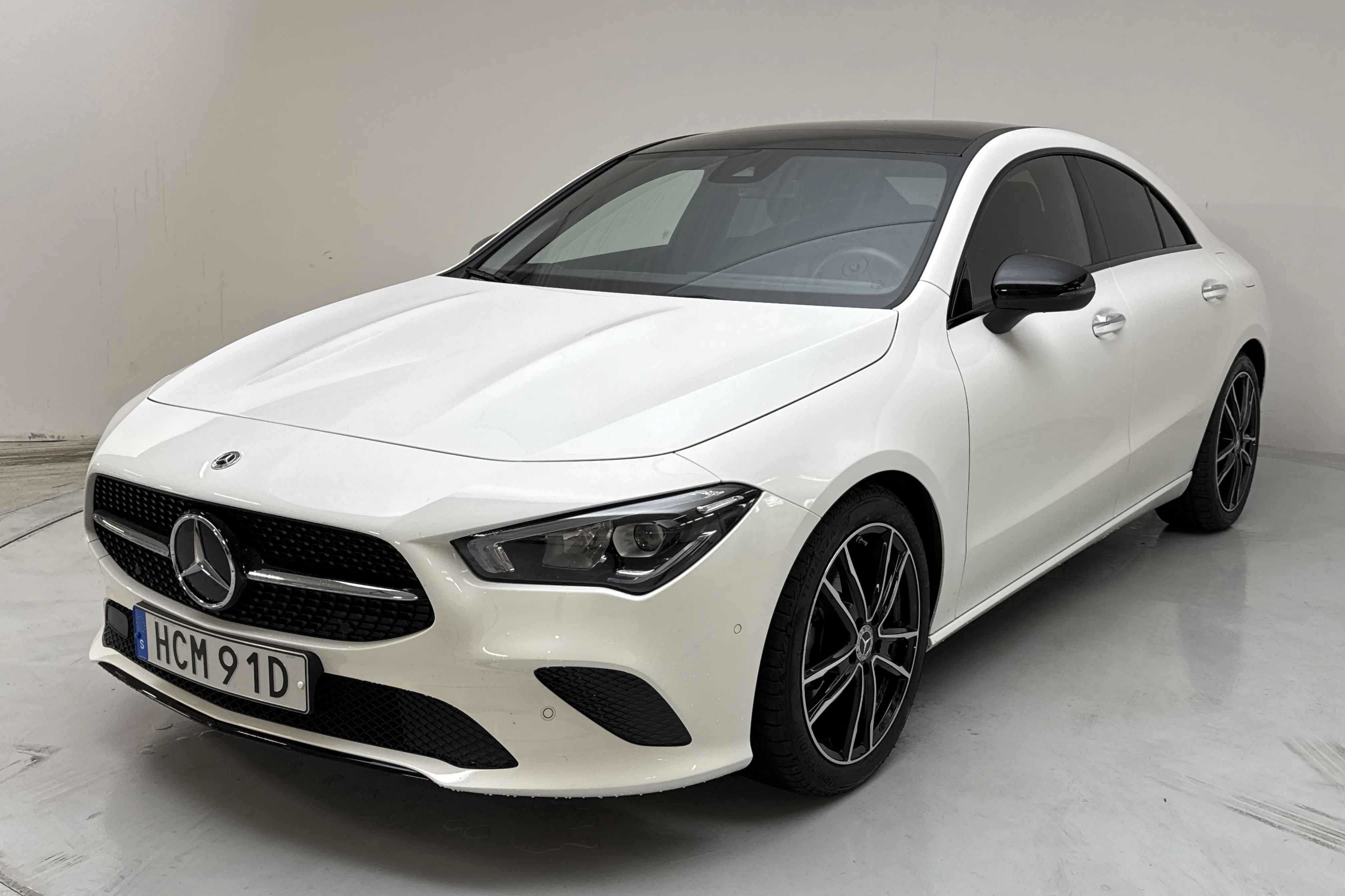 Presentationsfoto 1 av 17: Mercedes CLA 200 Coupé C118 (163hk) - 2 156 mil - Automat - vit - 2023
