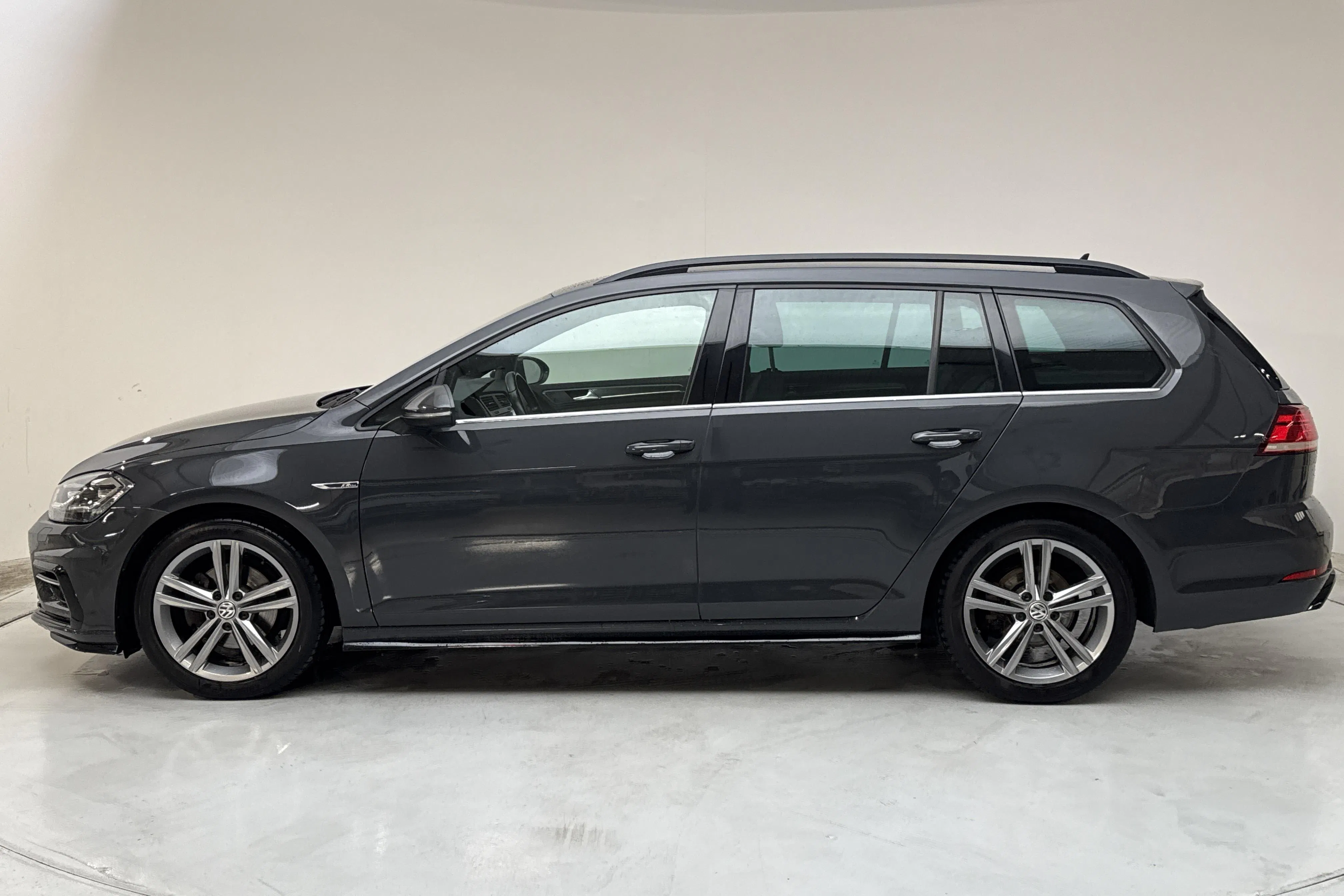 Presentationsfoto 2 av 13: VW Golf VII 1.5 TSI Sportscombi (150hk) - 8 129 mil - Automat - grå - 2020