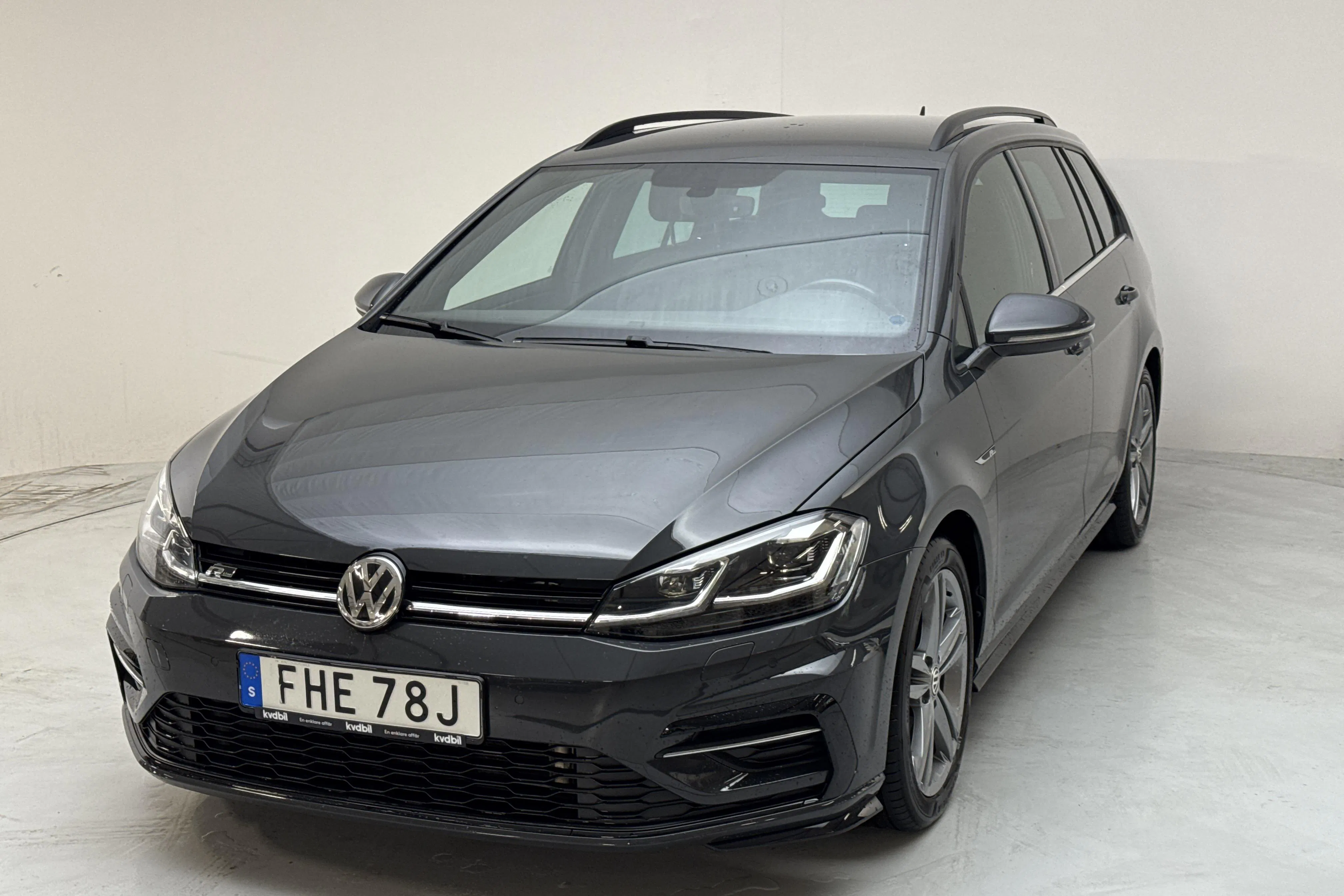 Presentationsfoto 1 av 13: VW Golf VII 1.5 TSI Sportscombi (150hk) - 8 129 mil - Automat - grå - 2020