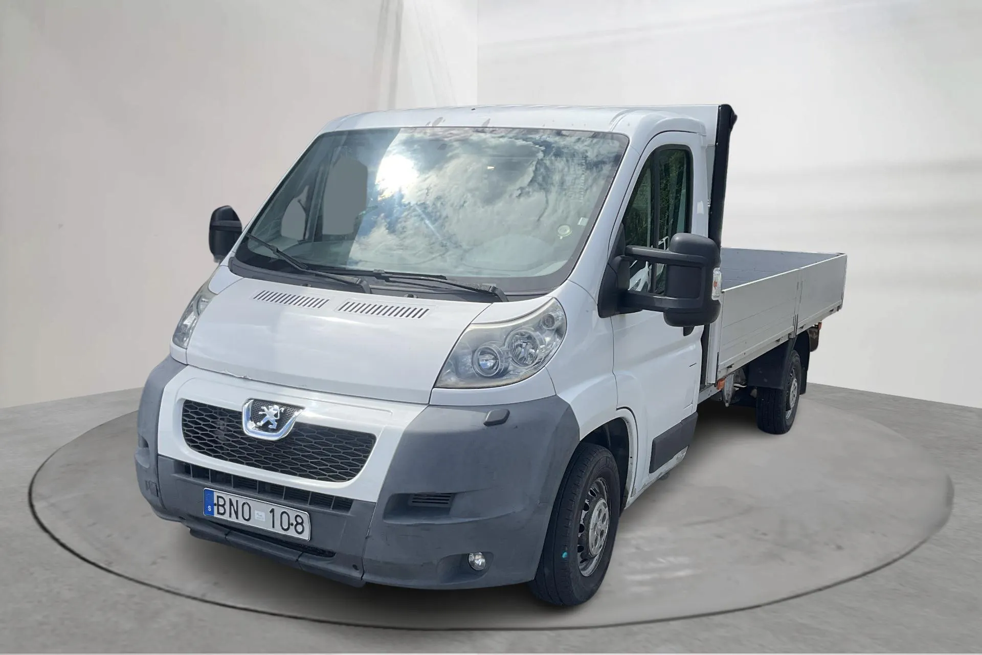 Presentation photo 1 of 12: Peugeot Boxer 2.2 HDI Pickup (120hk) - 96 140 km - Manual - white - 2011