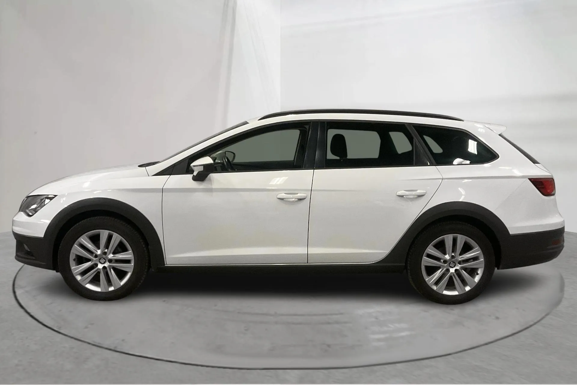 Presentationsfoto 2 av 18: Seat Leon 1.6 TDI ST X-PERIENCE 4Drive (115hk) - 10 809 mil - Manuell - vit - 2019