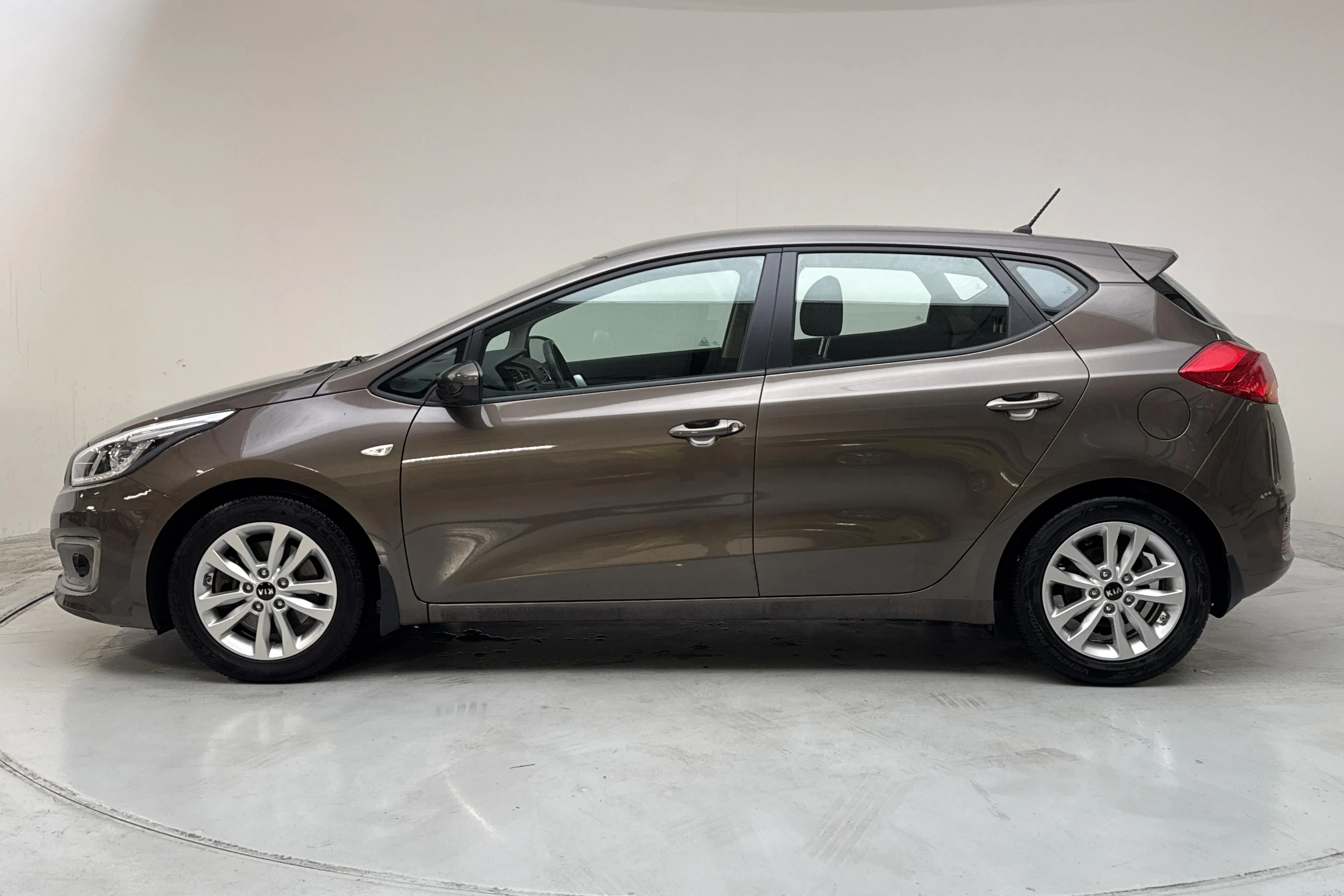 Presentationsfoto 2 av 12: KIA Cee'd 1.4 T-GDi 5dr (100hk) - 3 946 mil - Manuell - brun - 2017