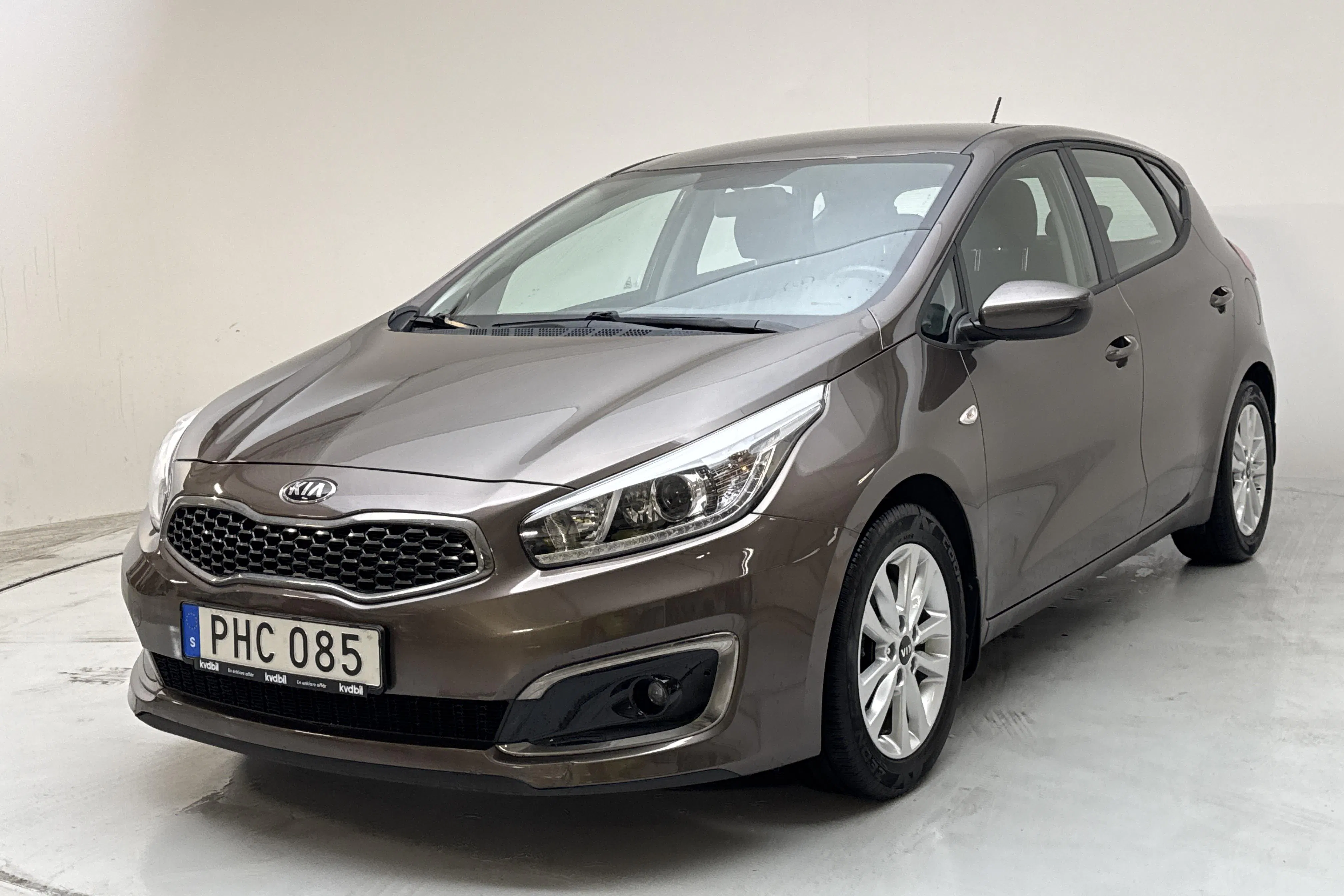 Presentationsfoto 1 av 12: KIA Cee'd 1.4 T-GDi 5dr (100hk) - 3 946 mil - Manuell - brun - 2017