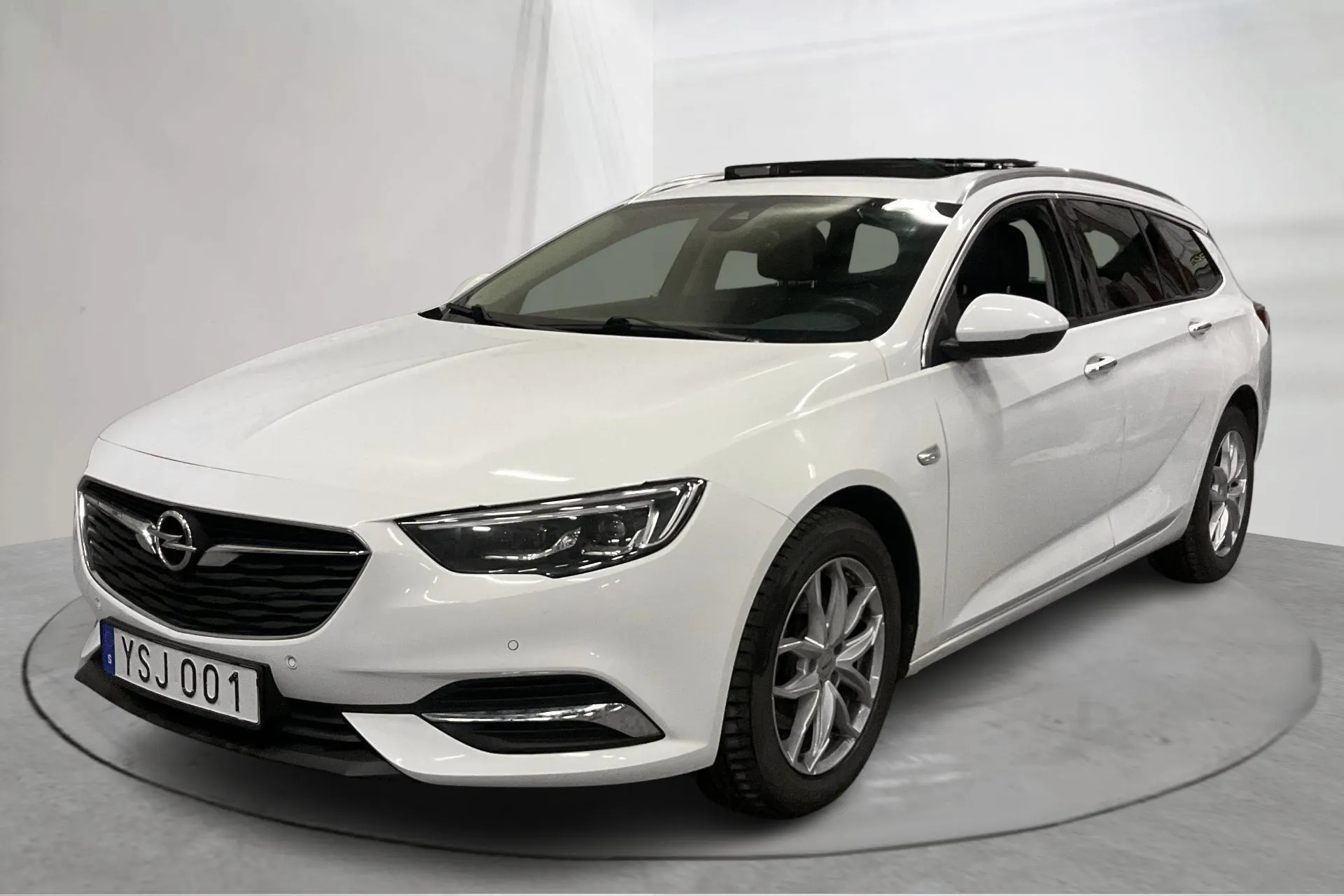 Presentationsfoto 1 av 21: Opel Insignia 2.0 CDTI Sports Tourer (170hk) - 16 173 mil - Manuell - vit - 2018