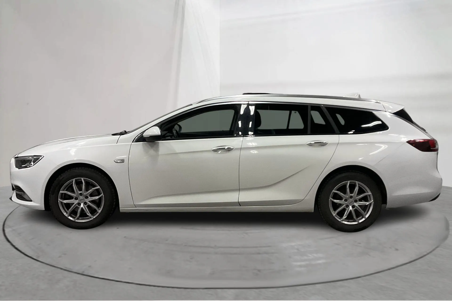 Presentationsfoto 2 av 21: Opel Insignia 2.0 CDTI Sports Tourer (170hk) - 16 173 mil - Manuell - vit - 2018