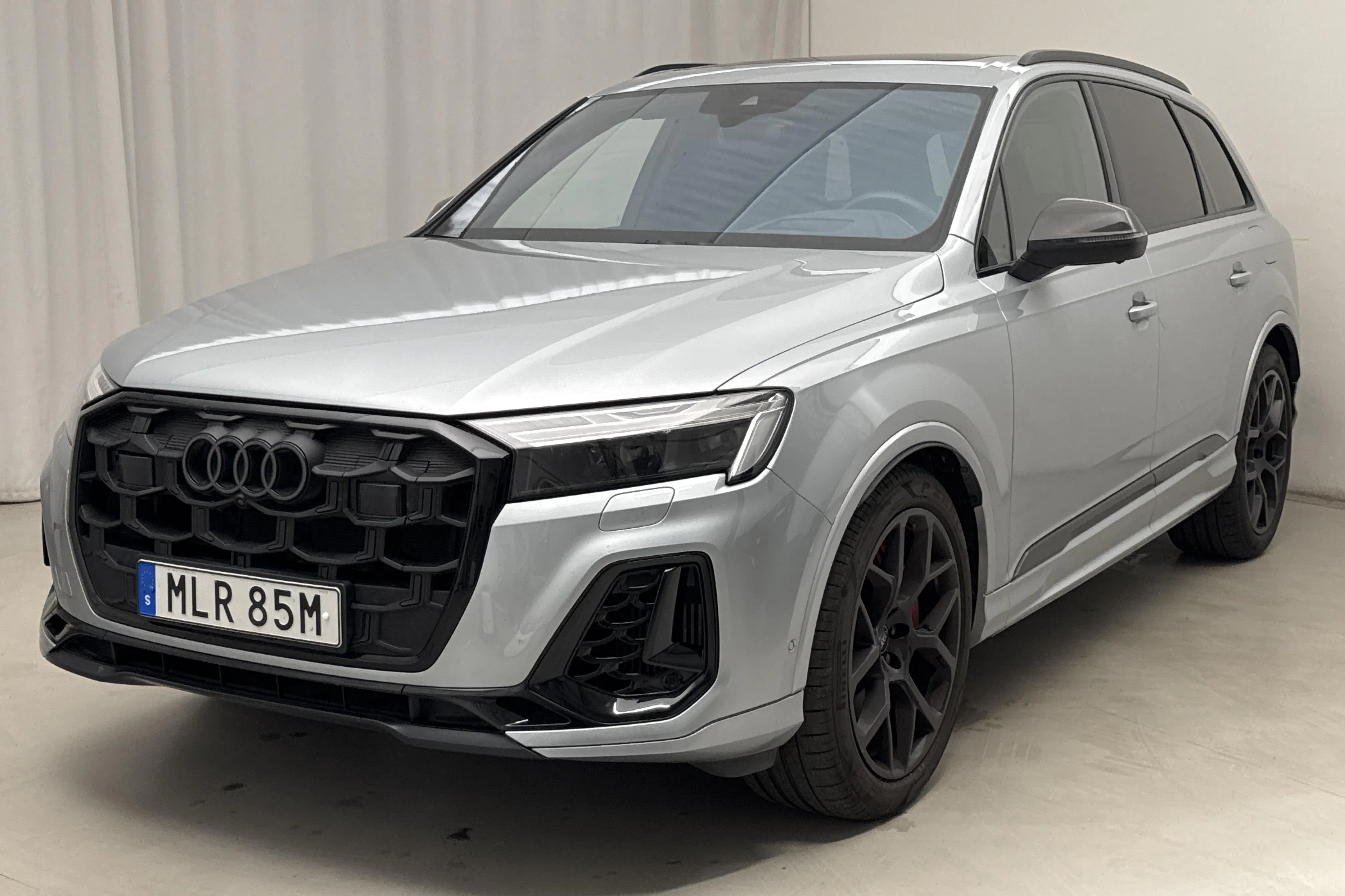 Presentationsfoto 1 av 27: Audi Q7 55 TFSI-e quattro (340hk) - 3 201 mil - Automat - silver - 2024