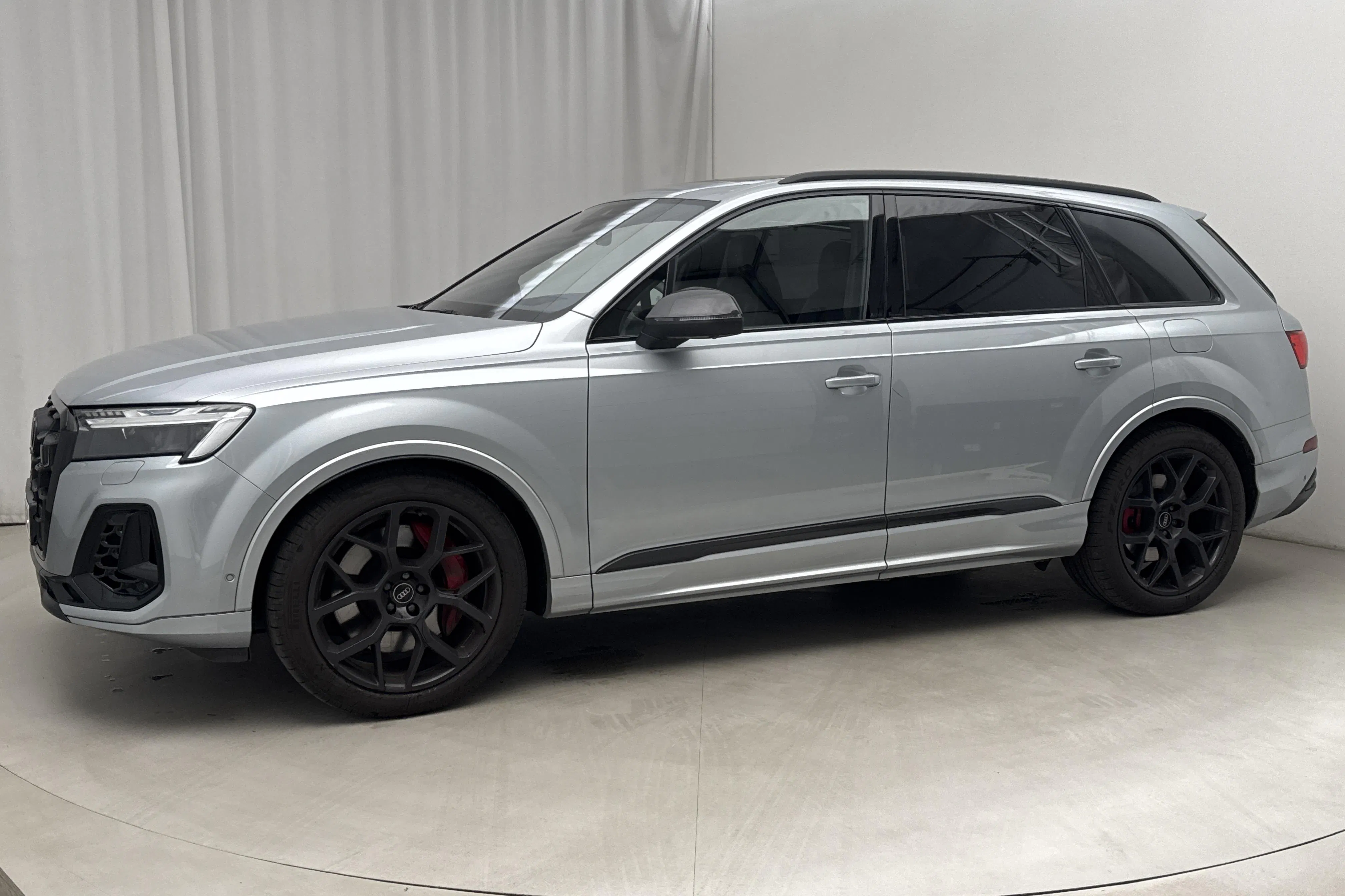 Presentationsfoto 2 av 27: Audi Q7 55 TFSI-e quattro (340hk) - 3 201 mil - Automat - silver - 2024